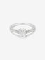Anillo solitario de oro blanco de 18K con diamante central en talla radiante de 1 cts y 26 diamantes en talla brillante con un total de 0,16 cts