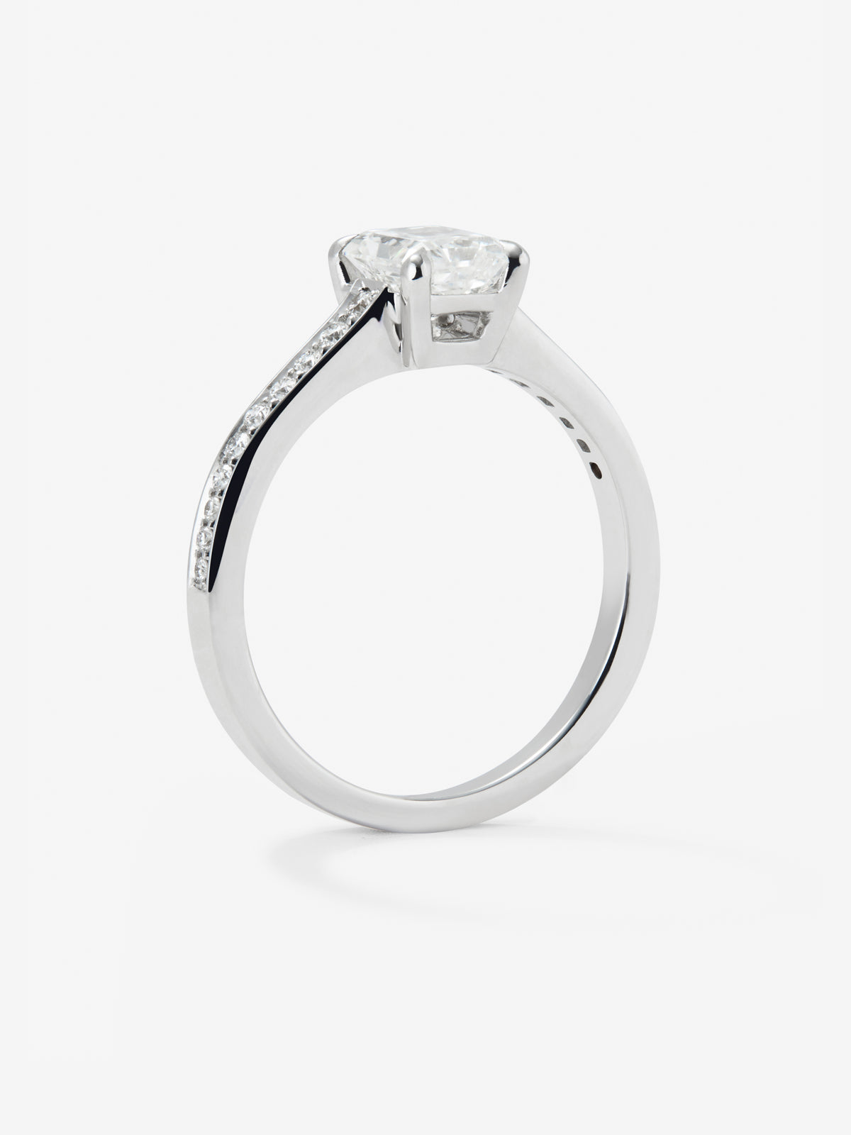 Anillo solitario de oro blanco de 18K con diamante central en talla radiante de 1 cts y 26 diamantes en talla brillante con un total de 0,16 cts