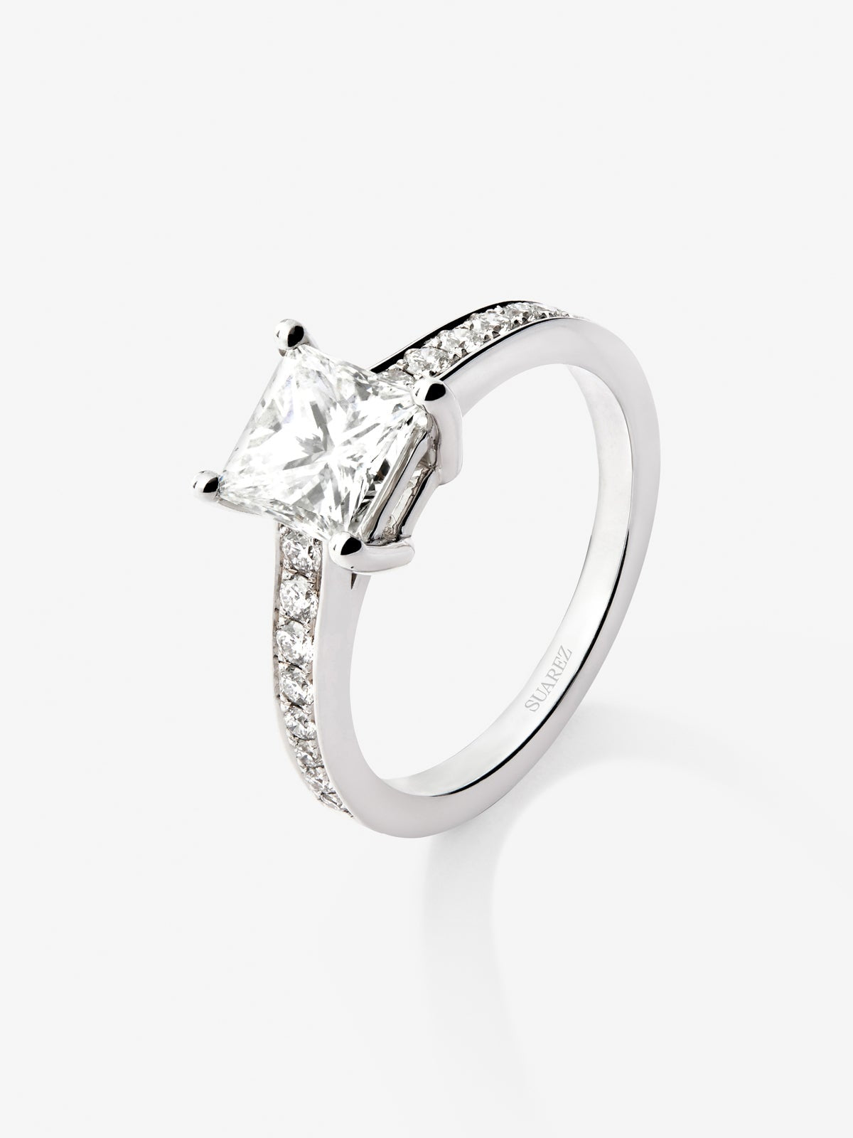 Anillo de oro blanco de 18K con diamante central en talla esmeralda de 1,51 cts y brazo de 16 diamantes en talla brillante con un total de 0,26 cts