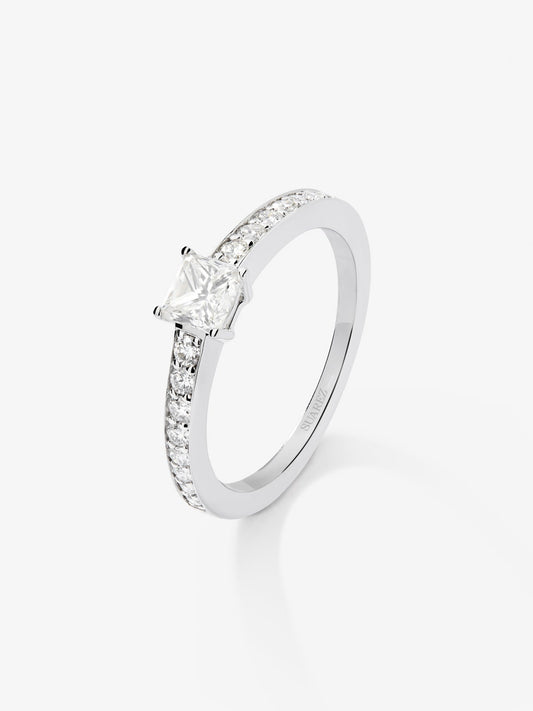 Anillo de oro blanco de 18K con diamantes blancos en talla princesa y brillante de 0,76 cts