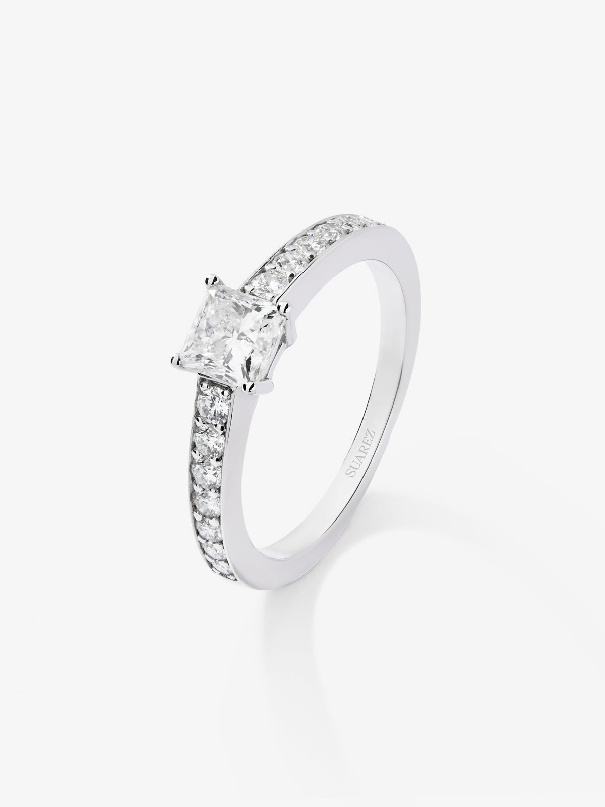 Anillo de oro blanco de 18K con diamantes blancos en talla princesa y brillante de 1,03 cts