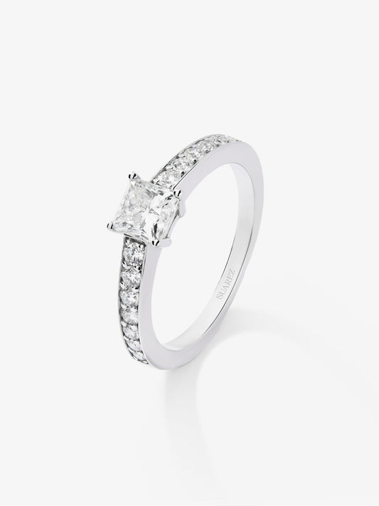 Anillo de oro blanco de 18K con diamantes blancos en talla princesa y brillante de 1,03 cts