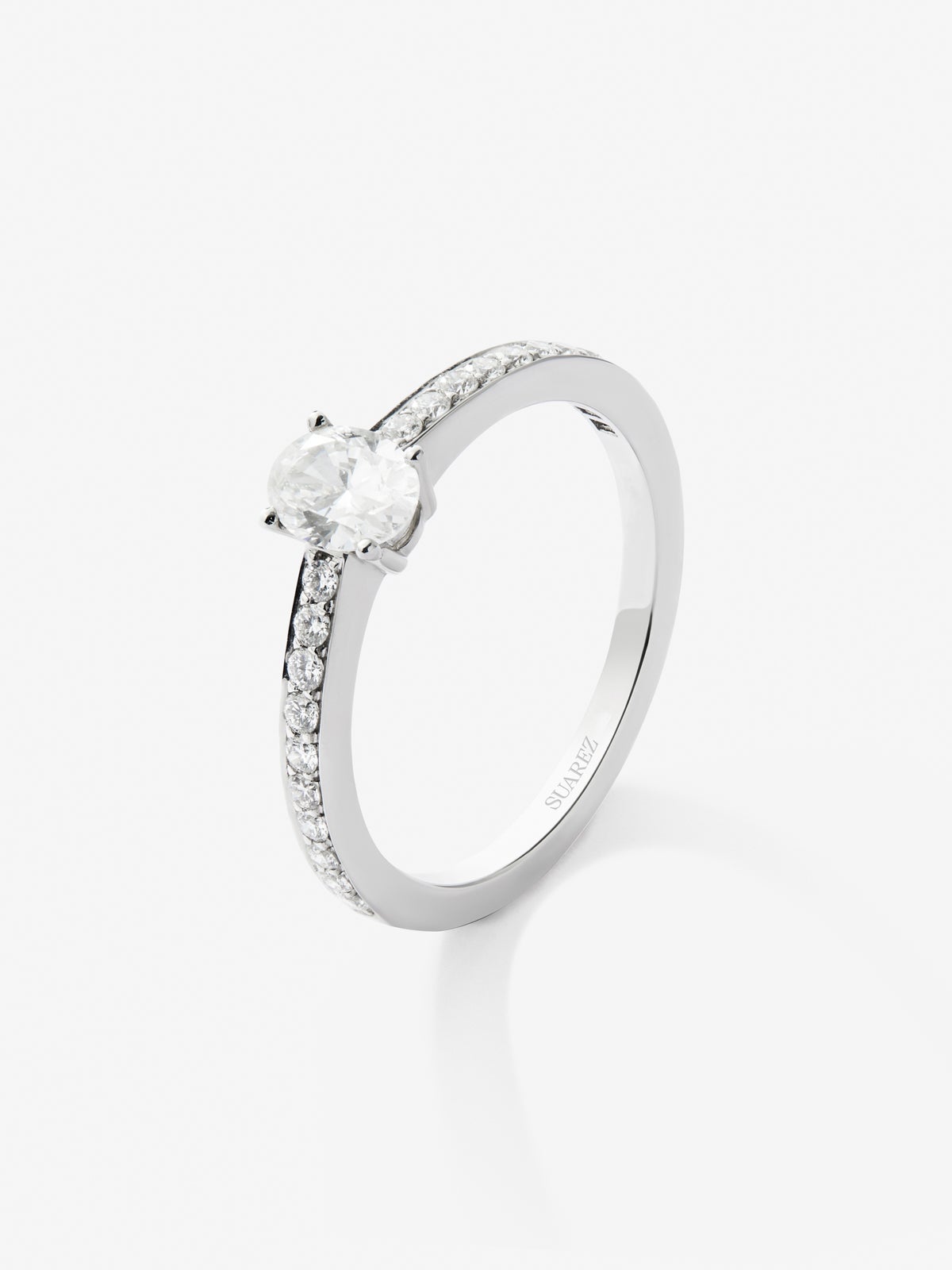 Anillo de oro blanco de 18K con diamantes blancos en talla oval y brillante de 0,61 cts