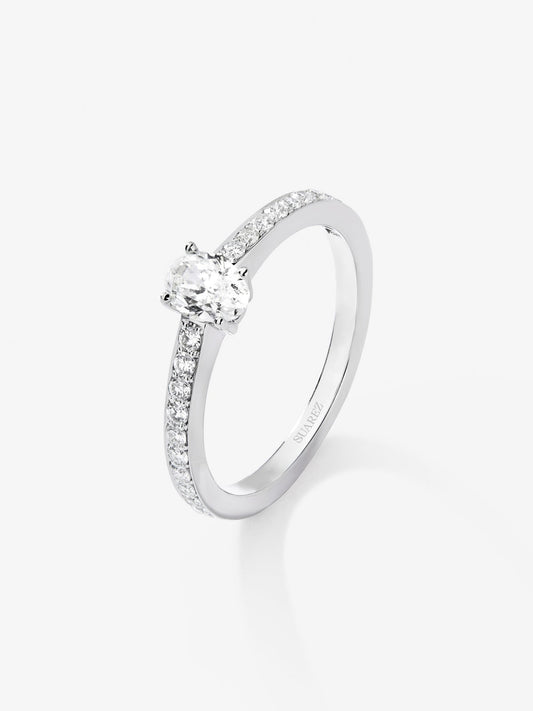 Anillo de oro blanco de 18K con diamantes blancos en talla oval y brillante de 0,61 cts