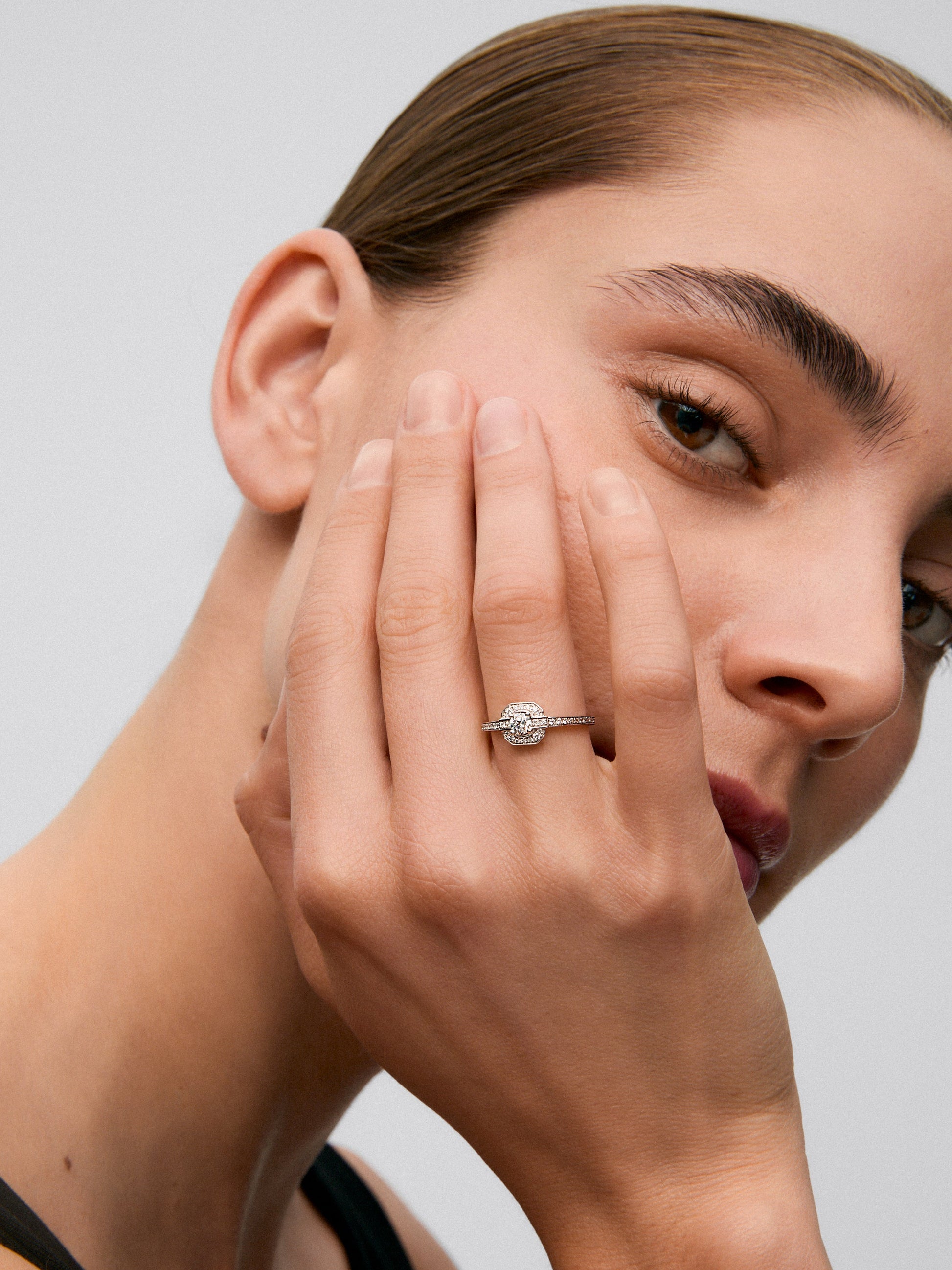 Anillo de oro blanco de 18K con diamantes en talla brillante de 0,37 cts