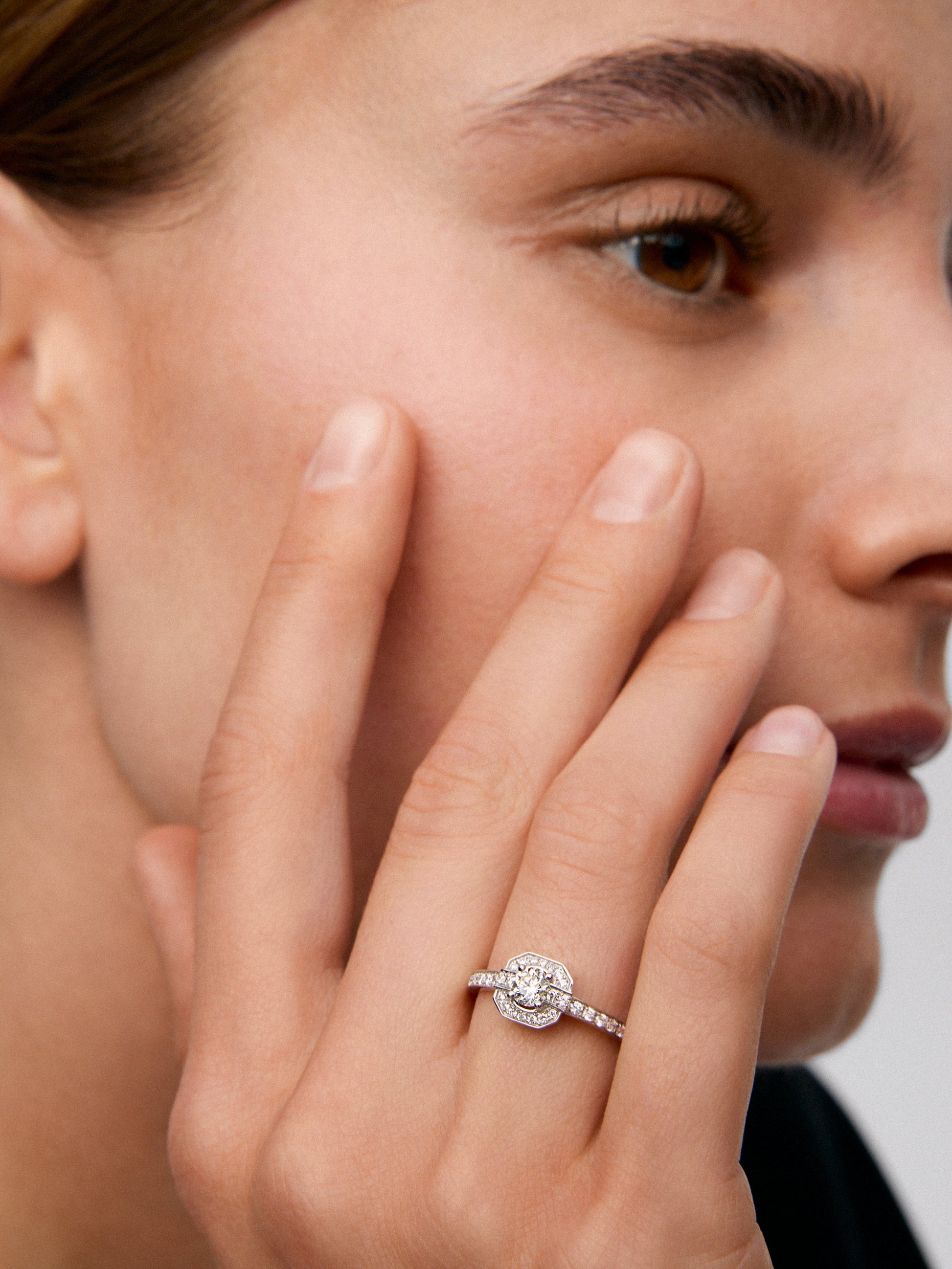 Anillo de oro blanco de 18K con diamantes en talla brillante de 0,37 cts