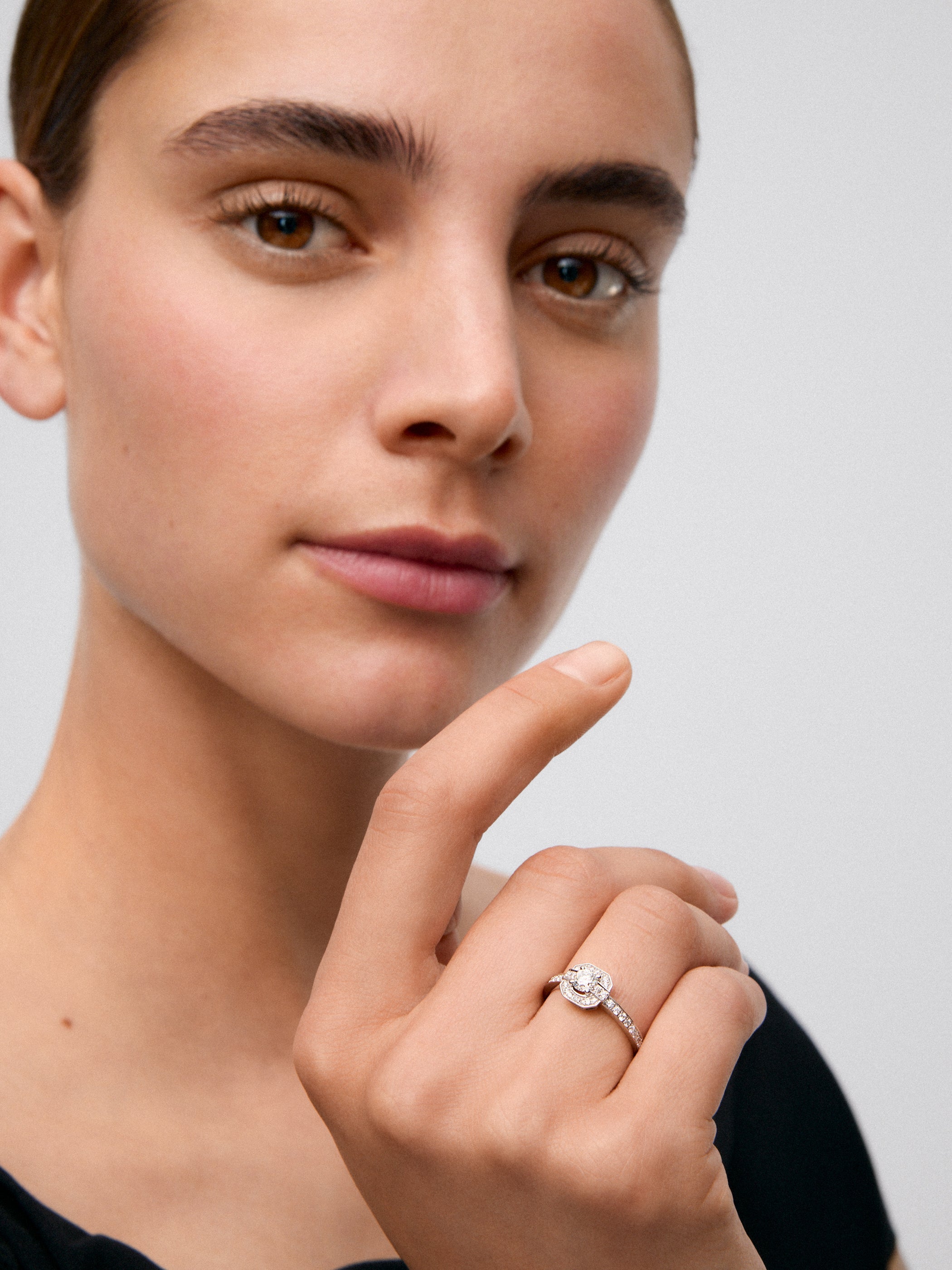 Anillo de oro blanco de 18K con diamantes en talla brillante de 0,37 cts