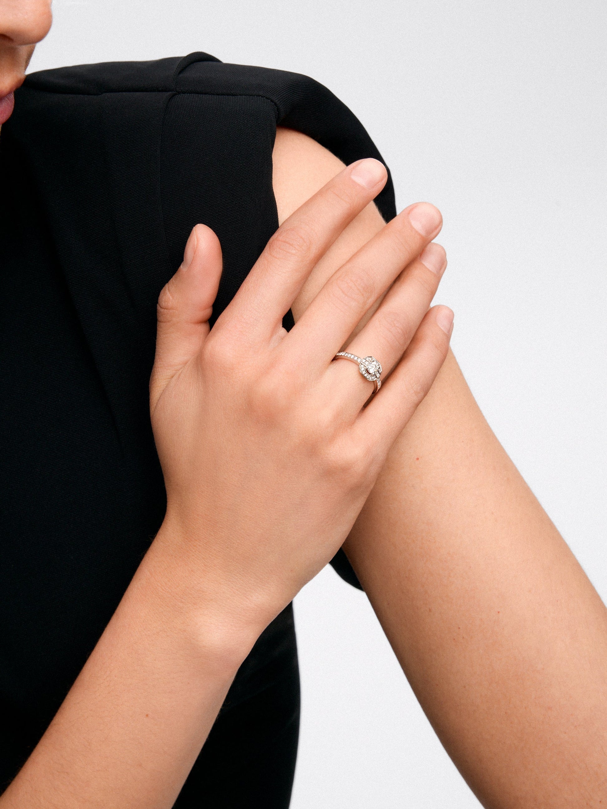 Anillo de oro blanco de 18K con diamante central en talla brillante de 0,3 cts y orla y brazo de 34 diamantes en talla brillante con un total de 0,22 cts