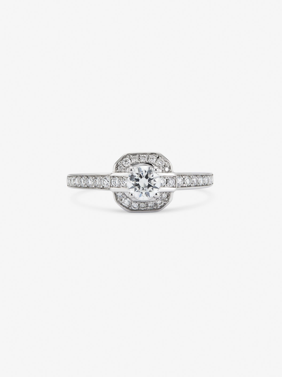 Anillo de oro blanco de 18K con diamante central en talla brillante de 0,3 cts y orla y brazo de 34 diamantes en talla brillante con un total de 0,22 cts