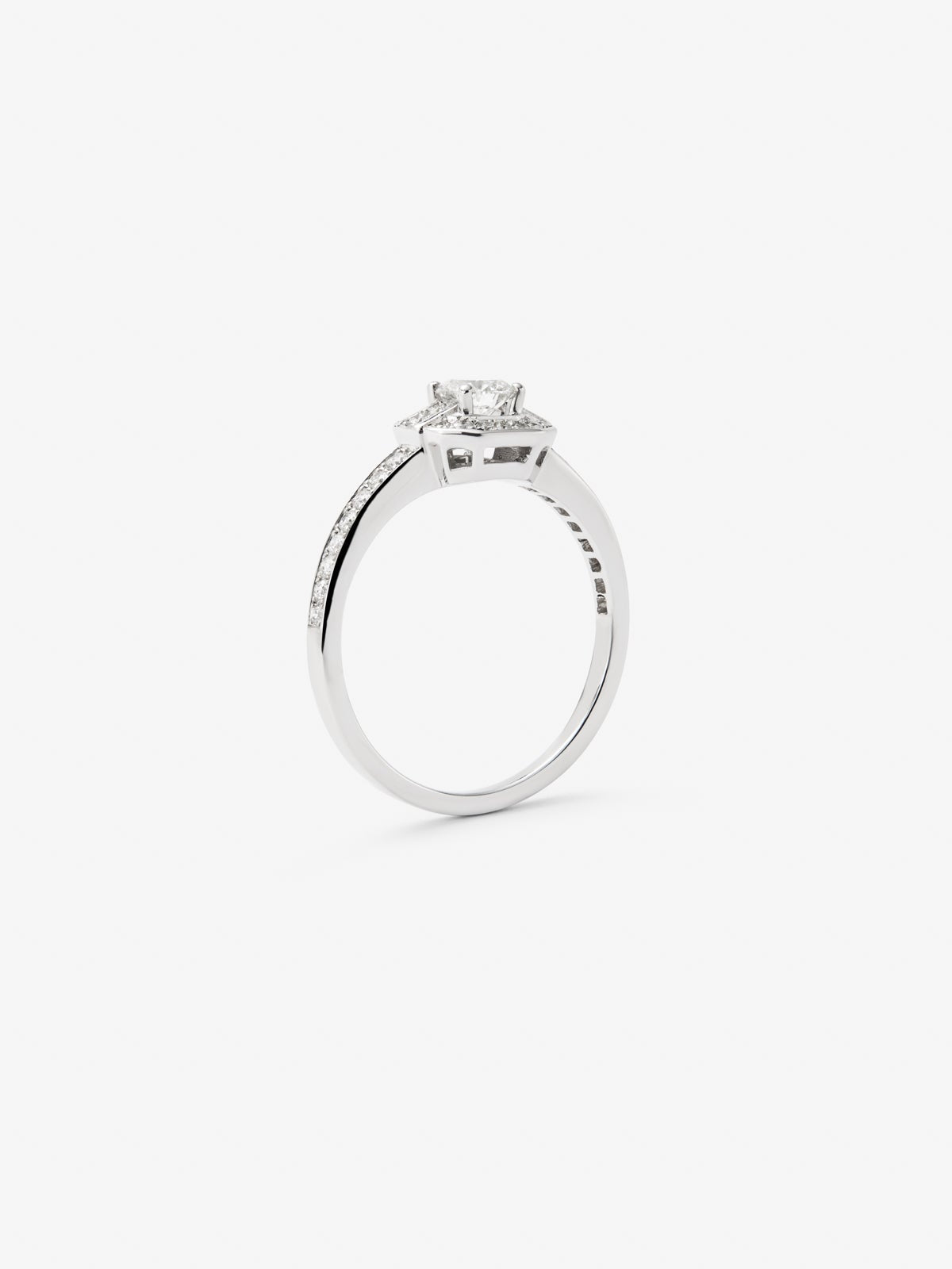 Anillo de oro blanco de 18K con diamante central en talla brillante de 0,3 cts y orla y brazo de 34 diamantes en talla brillante con un total de 0,22 cts