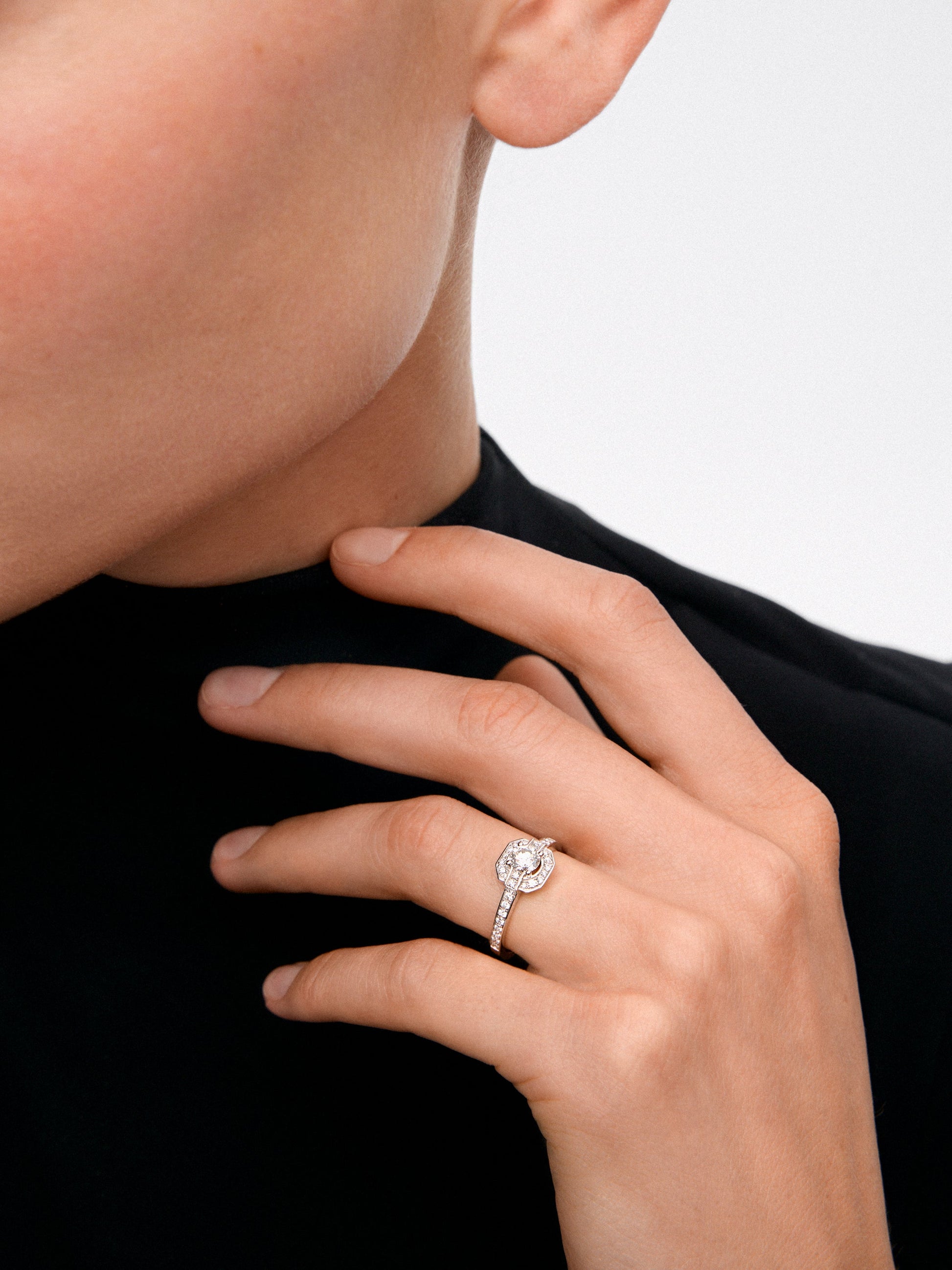 Anillo de oro blanco de 18K con un diamante en talla brillante central de 0,4 cts y 34 diamantes en talla brillante con un total de 0,24 cts