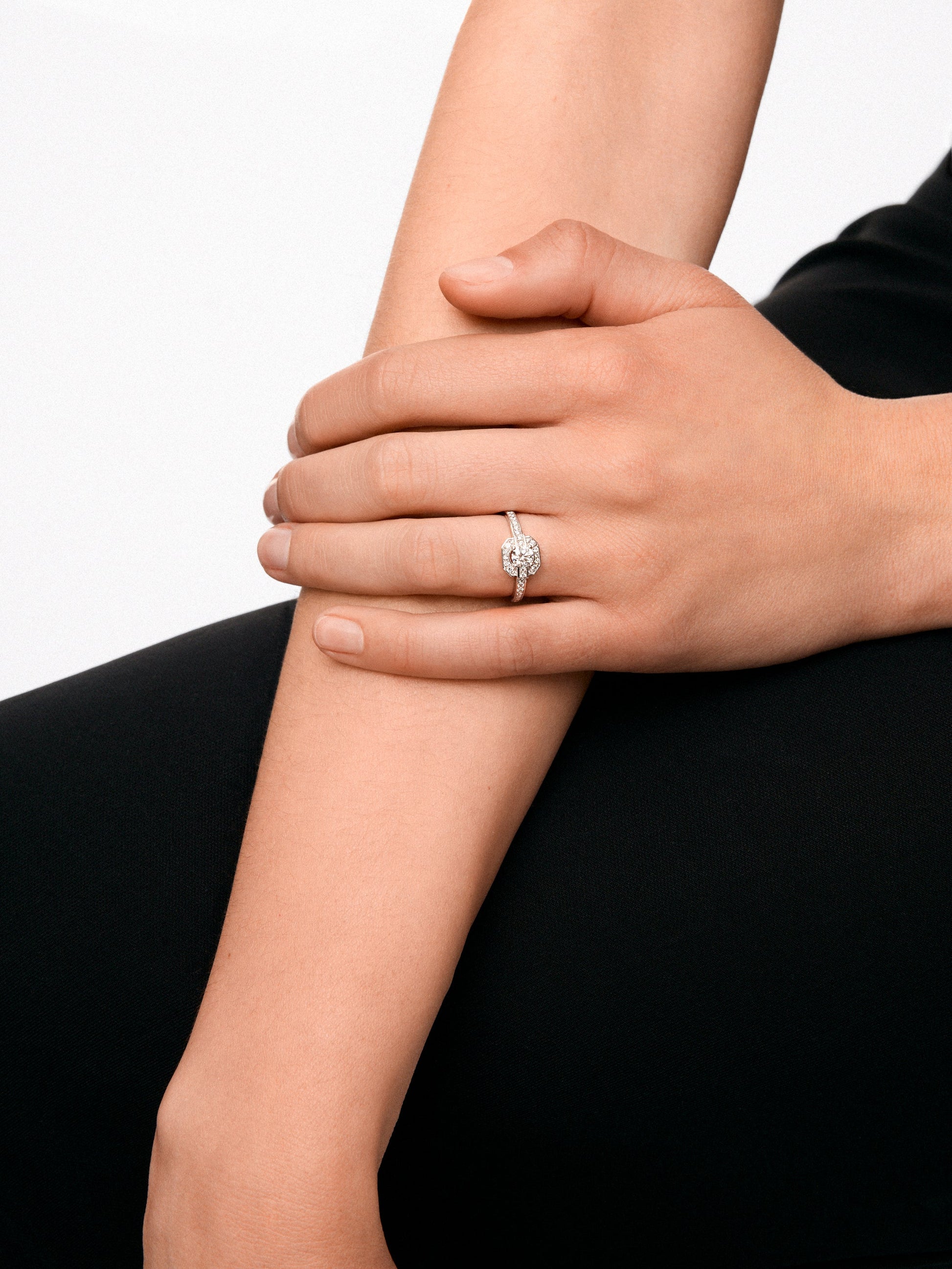 Anillo de oro blanco de 18K con un diamante en talla brillante central de 0,4 cts y 34 diamantes en talla brillante con un total de 0,24 cts