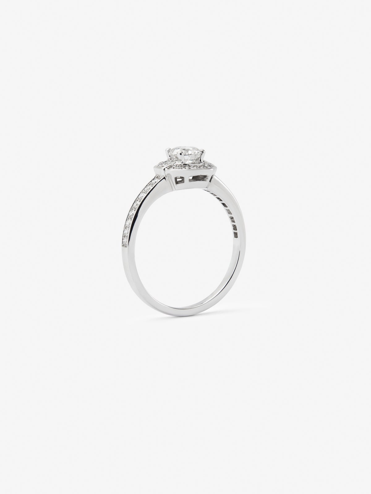 Anillo de oro blanco de 18K con un diamante en talla brillante central de 0,4 cts y 34 diamantes en talla brillante con un total de 0,24 cts
