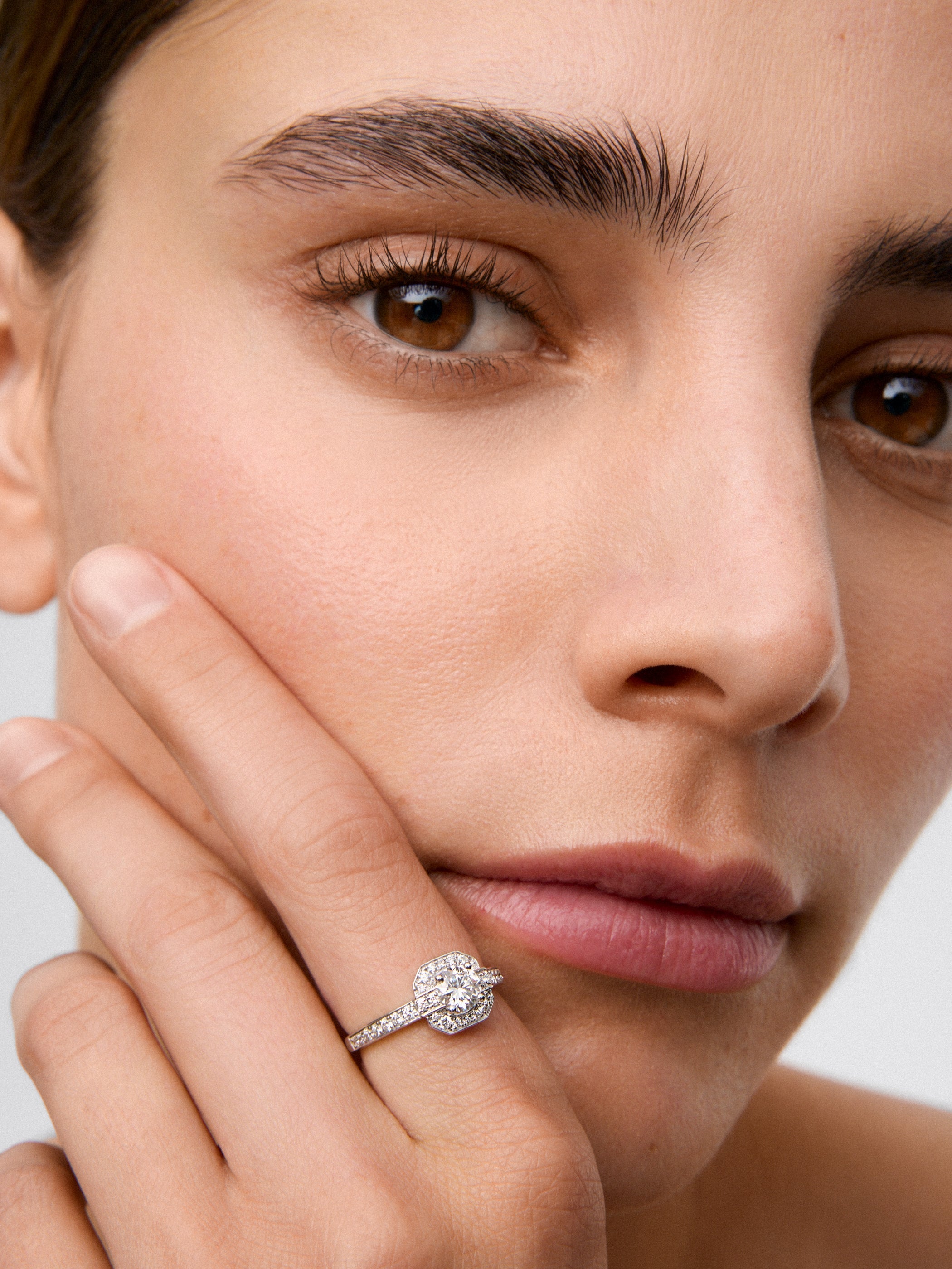 Anillo de oro blanco de 18K con diamante central en talla brillante de 0,5 cts y orla y brazo de 32 diamantes en talla brillante con un total de 0,32 cts