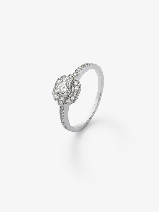 Anillo de oro blanco de 18K con diamante central en talla brillante de 0,5 cts y orla y brazo de 32 diamantes en talla brillante con un total de 0,32 cts