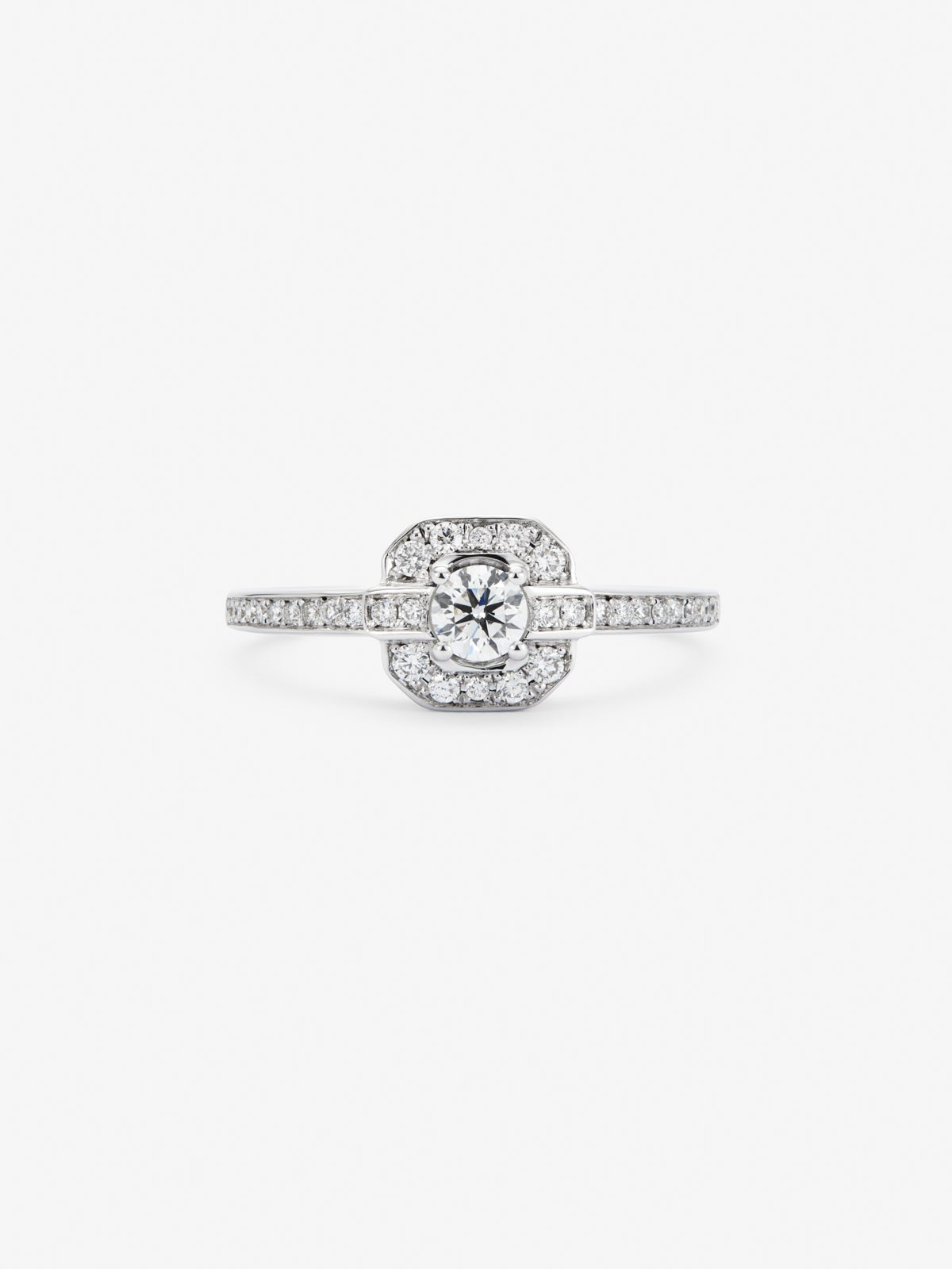Anillo de oro blanco de 18K con diamante central en talla brillante de 0,5 cts y orla y brazo de 32 diamantes en talla brillante con un total de 0,32 cts