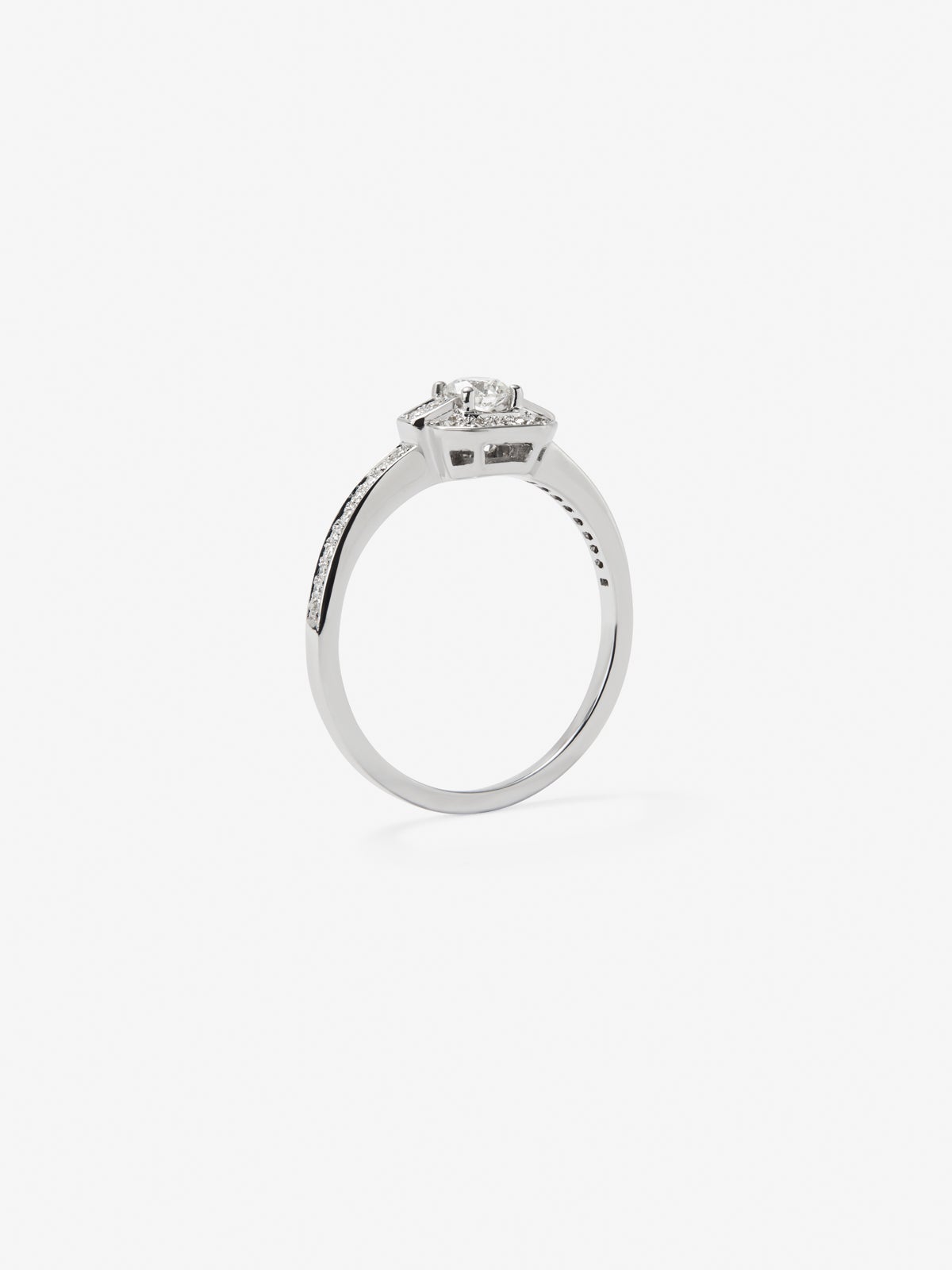 Anillo de oro blanco de 18K con diamante central en talla brillante de 0,5 cts y orla y brazo de 32 diamantes en talla brillante con un total de 0,32 cts