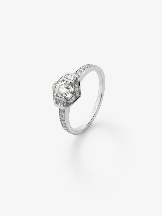 Anillo de oro blanco de 18K con un diamante central en talla brillante de 0,31 cts; 2 en talla baguette con un total de 0,085 cts y 26 en talla brillante con un total de 0,175cts