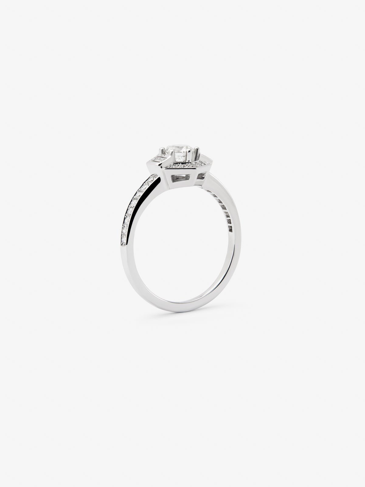 Anillo de oro blanco de 18K con un diamante central en talla brillante de 0,31 cts; 2 en talla baguette con un total de 0,085 cts y 26 en talla brillante con un total de 0,175cts