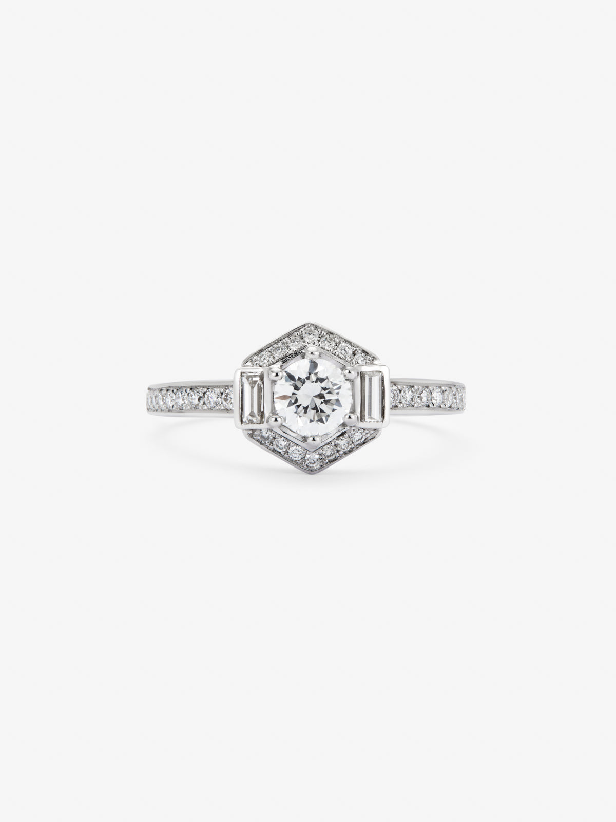 18K white gold ring with central brilliant-cut diamond of 0.4 cts and border with 2 baguette-cut diamonds with a total of 0.14 cts and 30 brilliant-cut diamonds with a total of 0.19 cts
