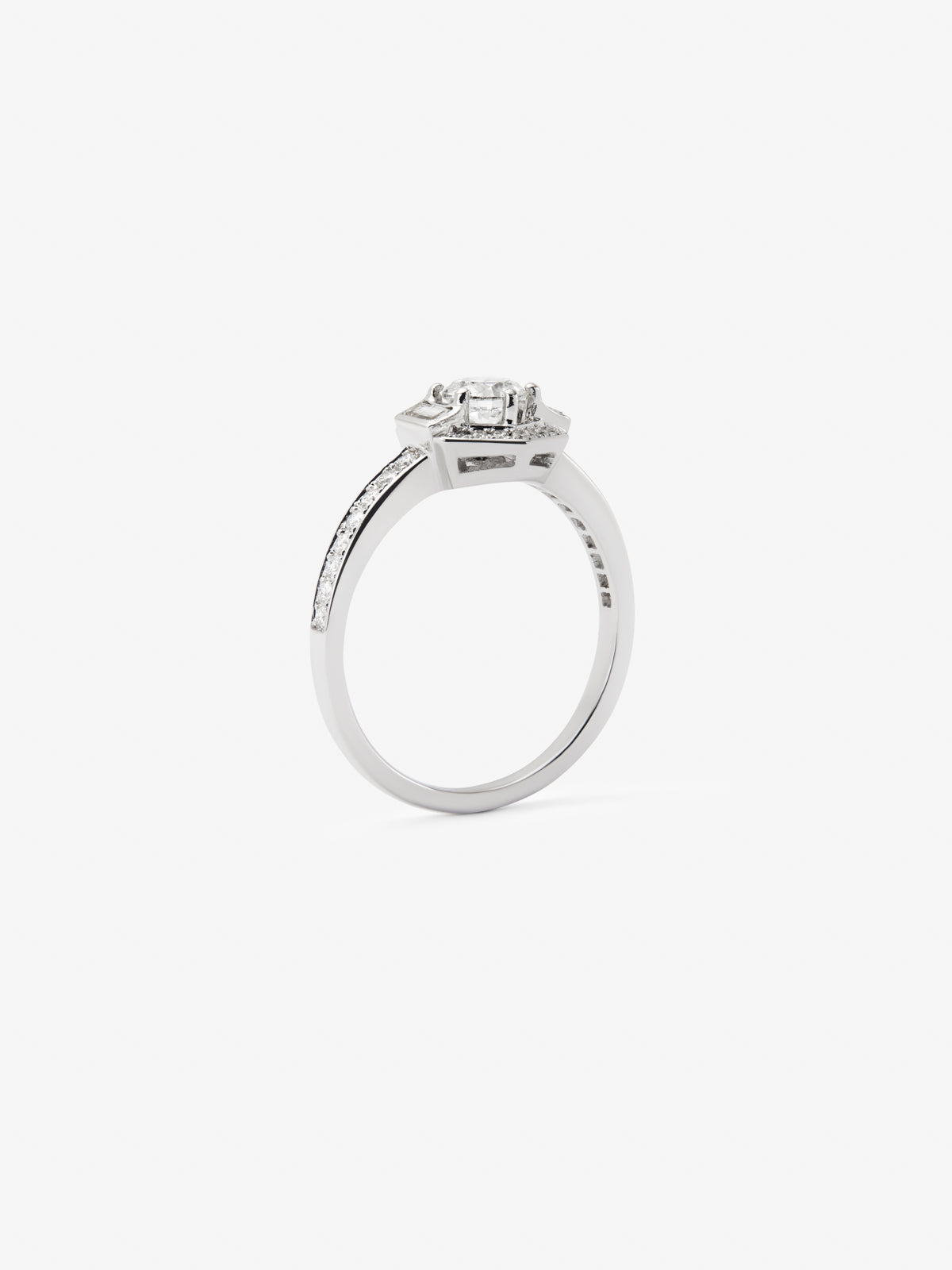 18K white gold ring with central brilliant-cut diamond of 0.4 cts and border with 2 baguette-cut diamonds with a total of 0.14 cts and 30 brilliant-cut diamonds with a total of 0.19 cts