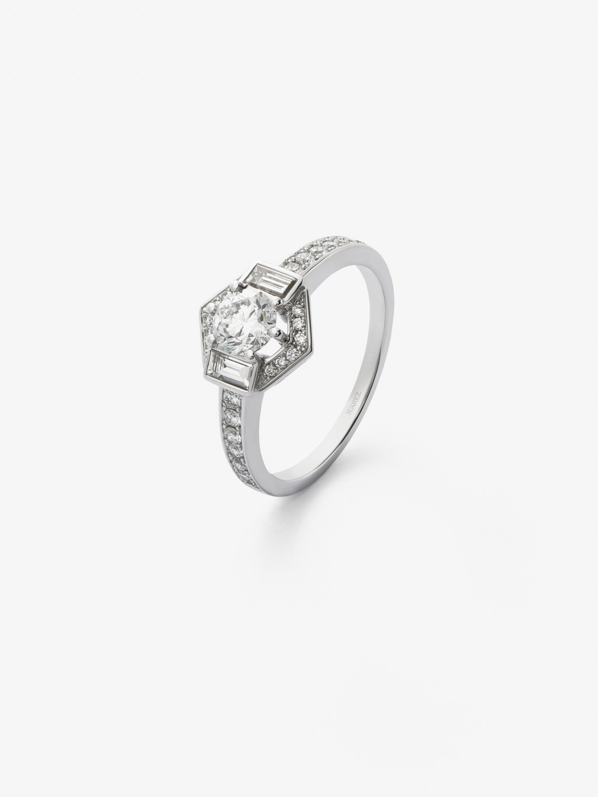 Anillo de oro blanco de 18K con un diamante central en talla brillante de 0,5 cts; 2 en talla baguette con un total de 0,16 cts y 26 en talla brillante con un total de 0,21 cts