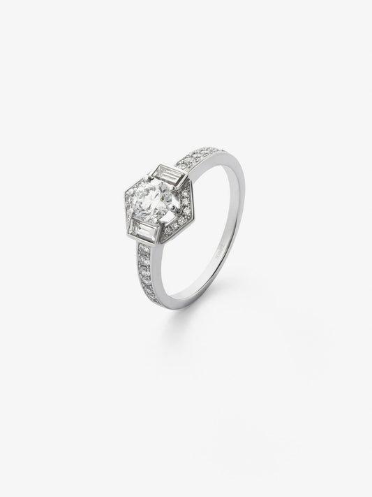 Anillo de oro blanco de 18K con un diamante central en talla brillante de 0,5 cts; 2 en talla baguette con un total de 0,16 cts y 26 en talla brillante con un total de 0,21 cts