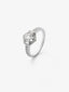 Anillo de oro blanco de 18K con un diamante central en talla brillante de 0,5 cts; 2 en talla baguette con un total de 0,16 cts y 26 en talla brillante con un total de 0,21 cts