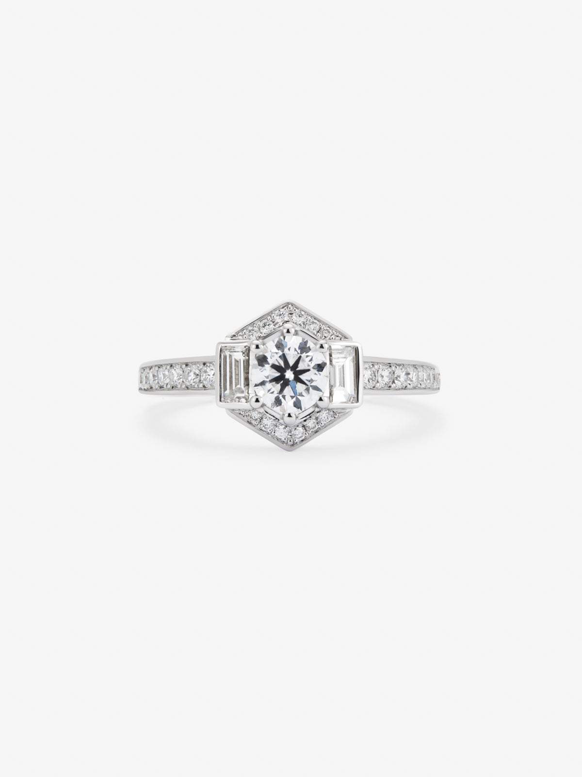 18K white gold ring with a 0.5 ct brilliant-cut central diamond; 2 in baguette cut with a total of 0.16 cts and 26 in brilliant cut with a total of 0.21 cts