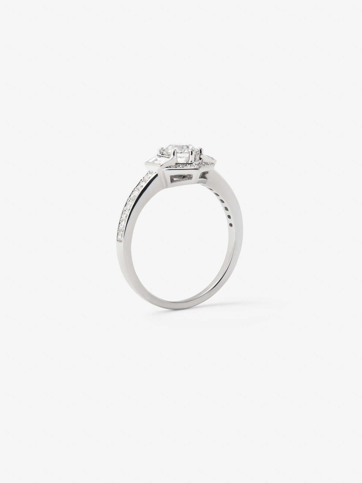 18K white gold ring with a 0.5 ct brilliant-cut central diamond; 2 in baguette cut with a total of 0.16 cts and 26 in brilliant cut with a total of 0.21 cts