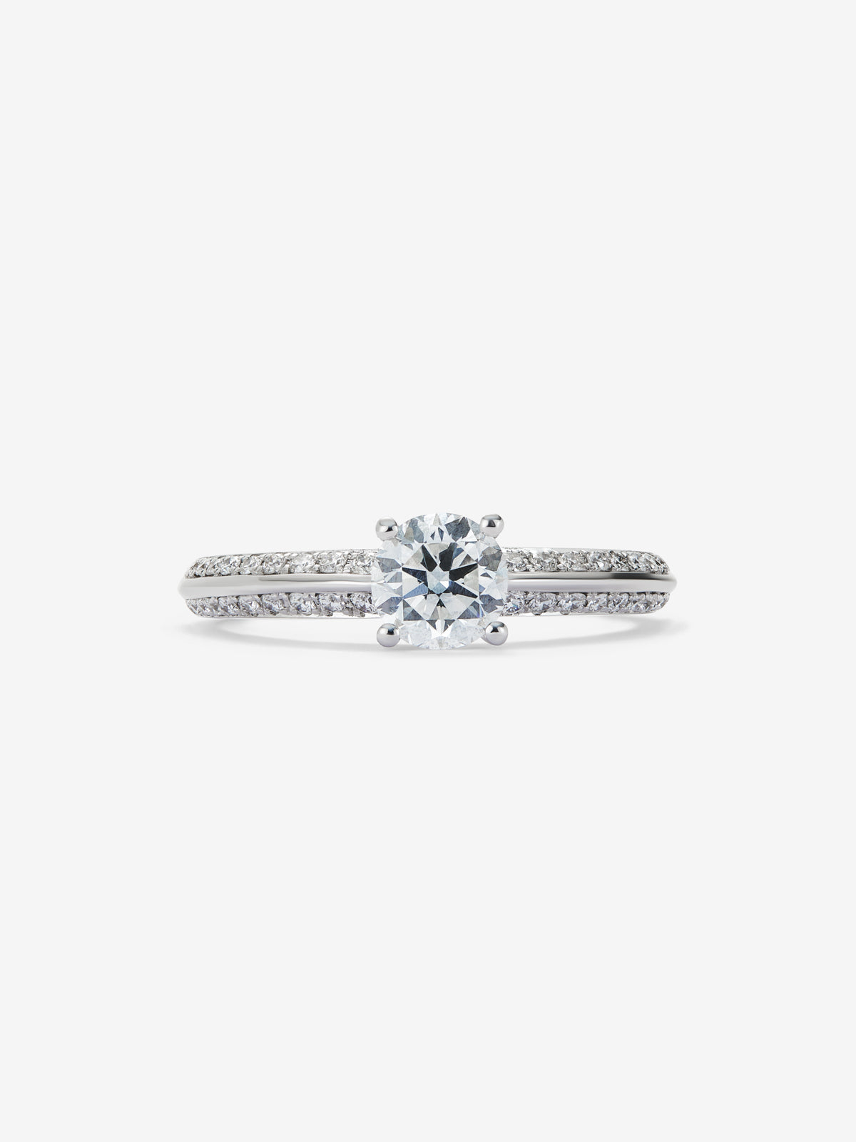 Anillo solitario de oro blanco de 18K con diamante central de 0,70 cts y diamantes en talla brillante con un total de 0,22 cts