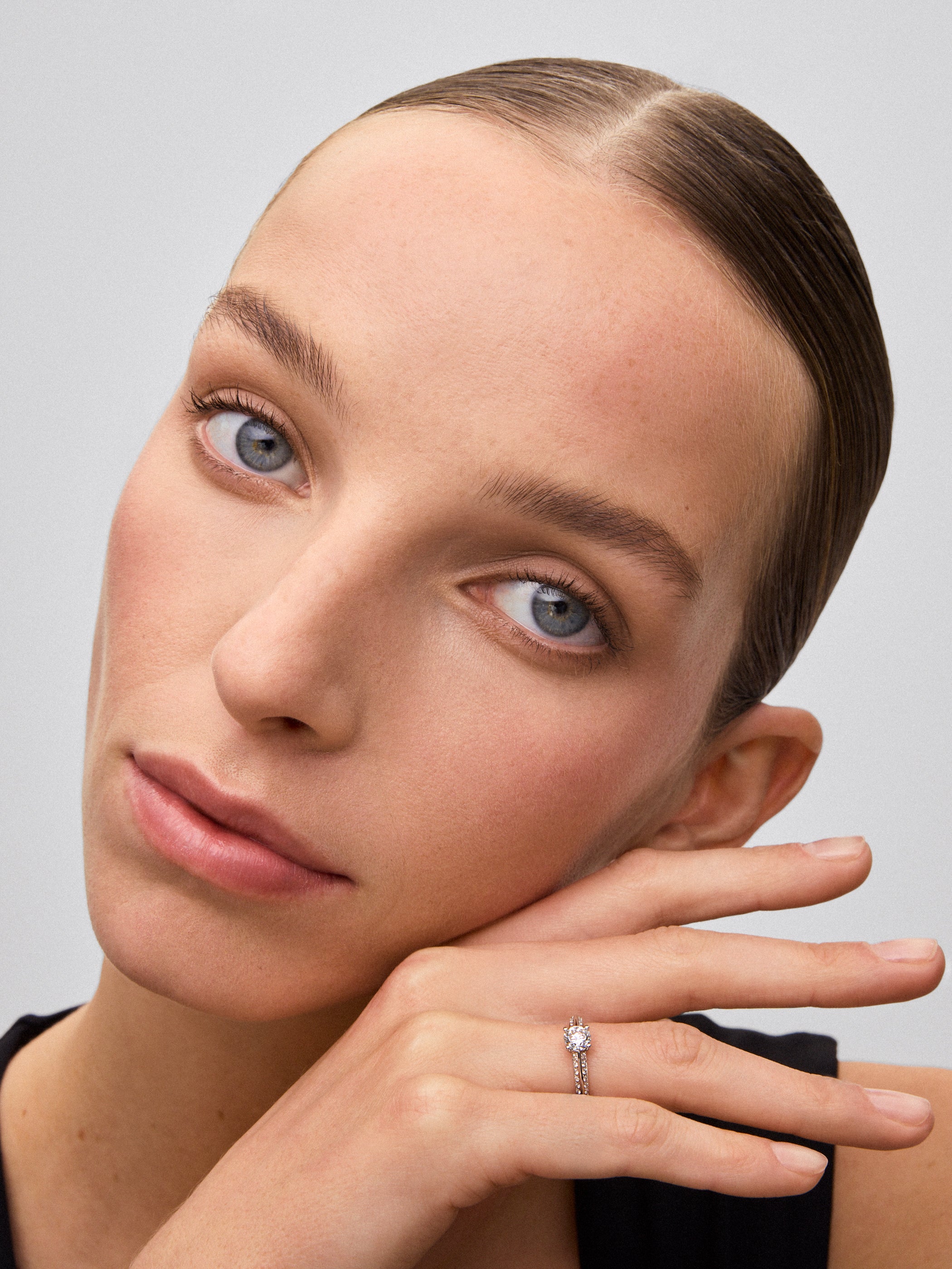 Anillo solitario de oro blanco de 18K con diamante central de 0,70 cts y diamantes en talla brillante con un total de 0,22 cts