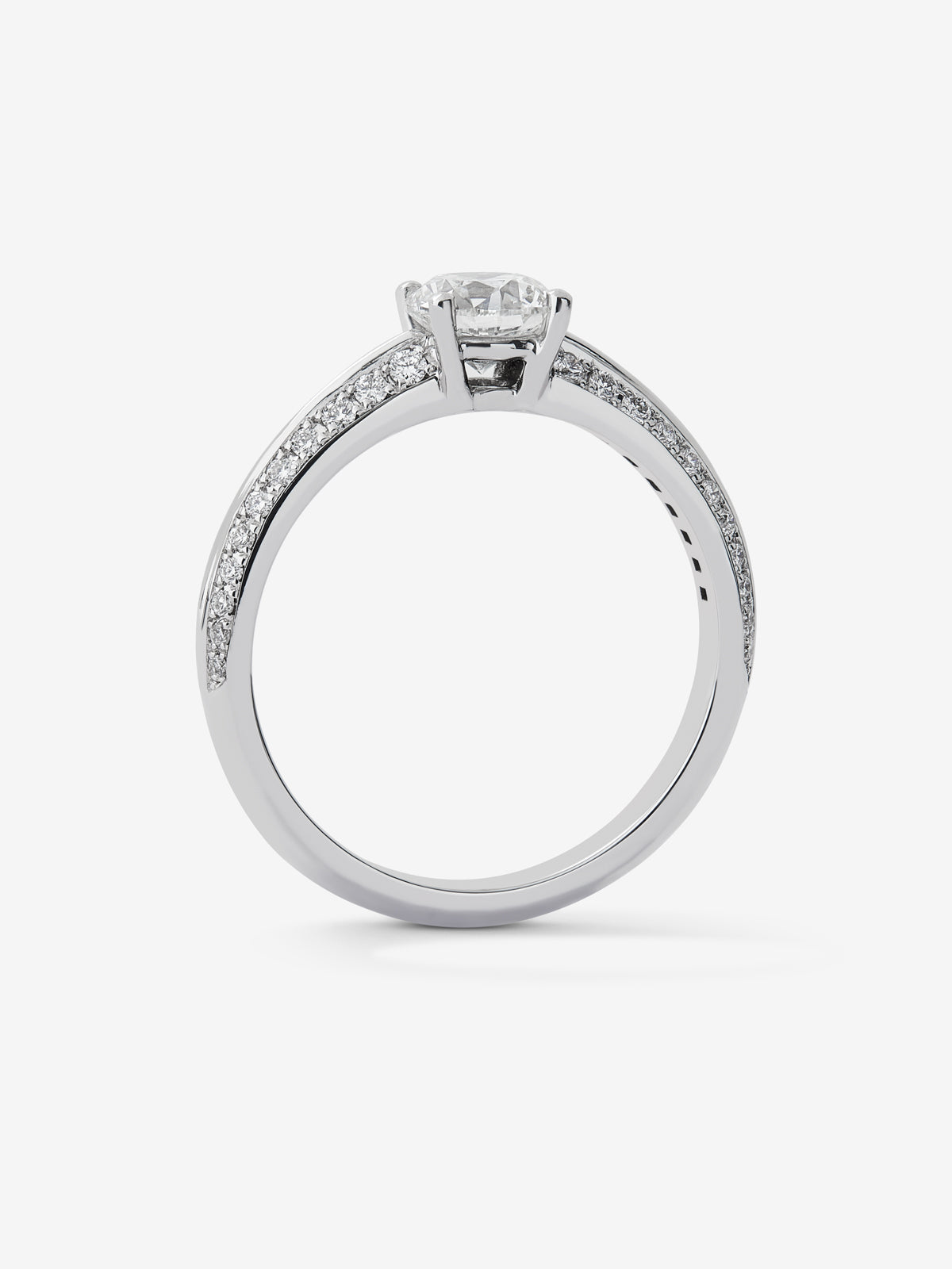 Anillo solitario de oro blanco de 18K con diamante central de 0,70 cts y diamantes en talla brillante con un total de 0,22 cts