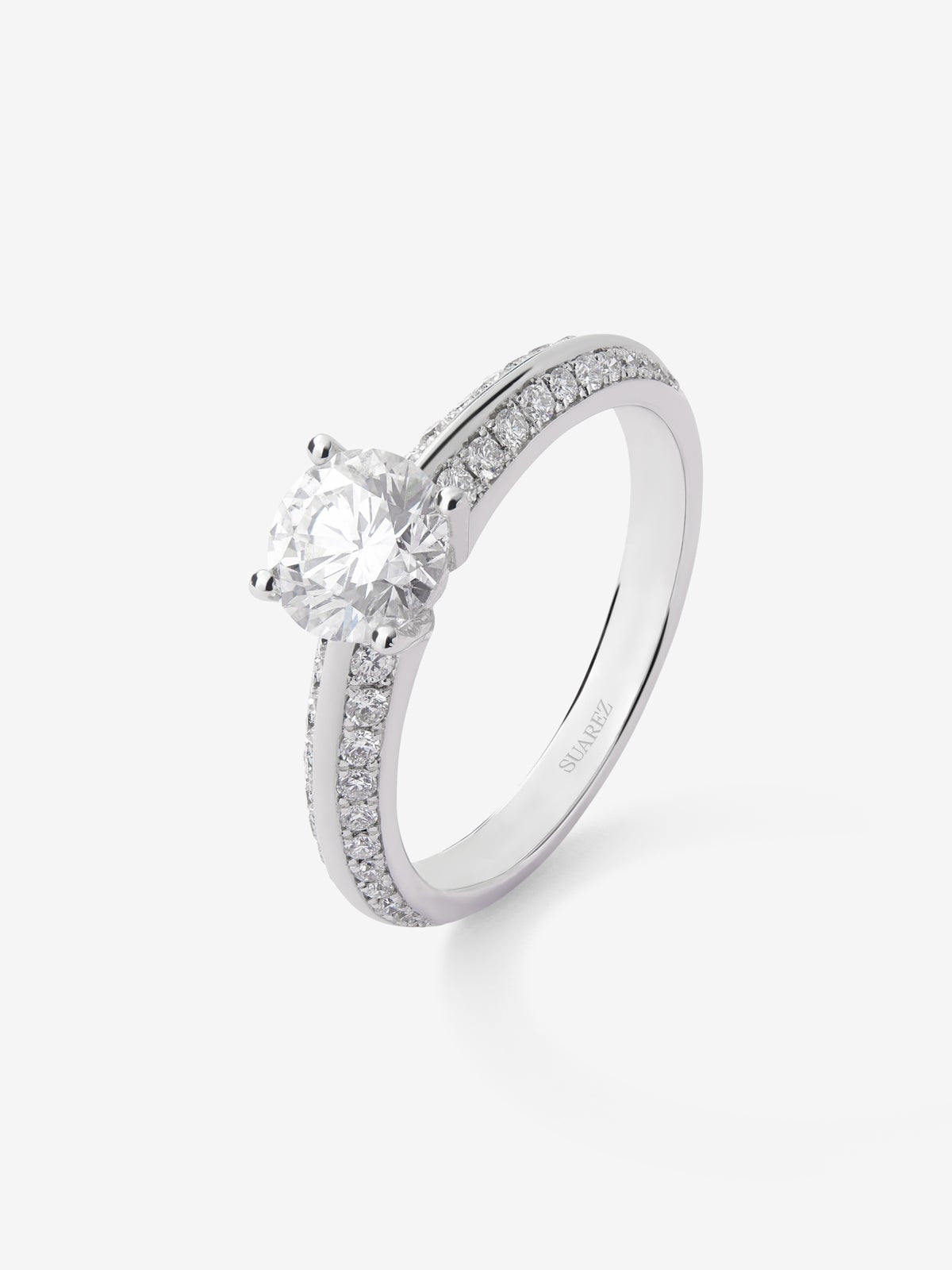 Anillo solitario de oro blanco de 18K con diamante central de 1 ct y diamantes en talla brillante con un total de 0,33 cts