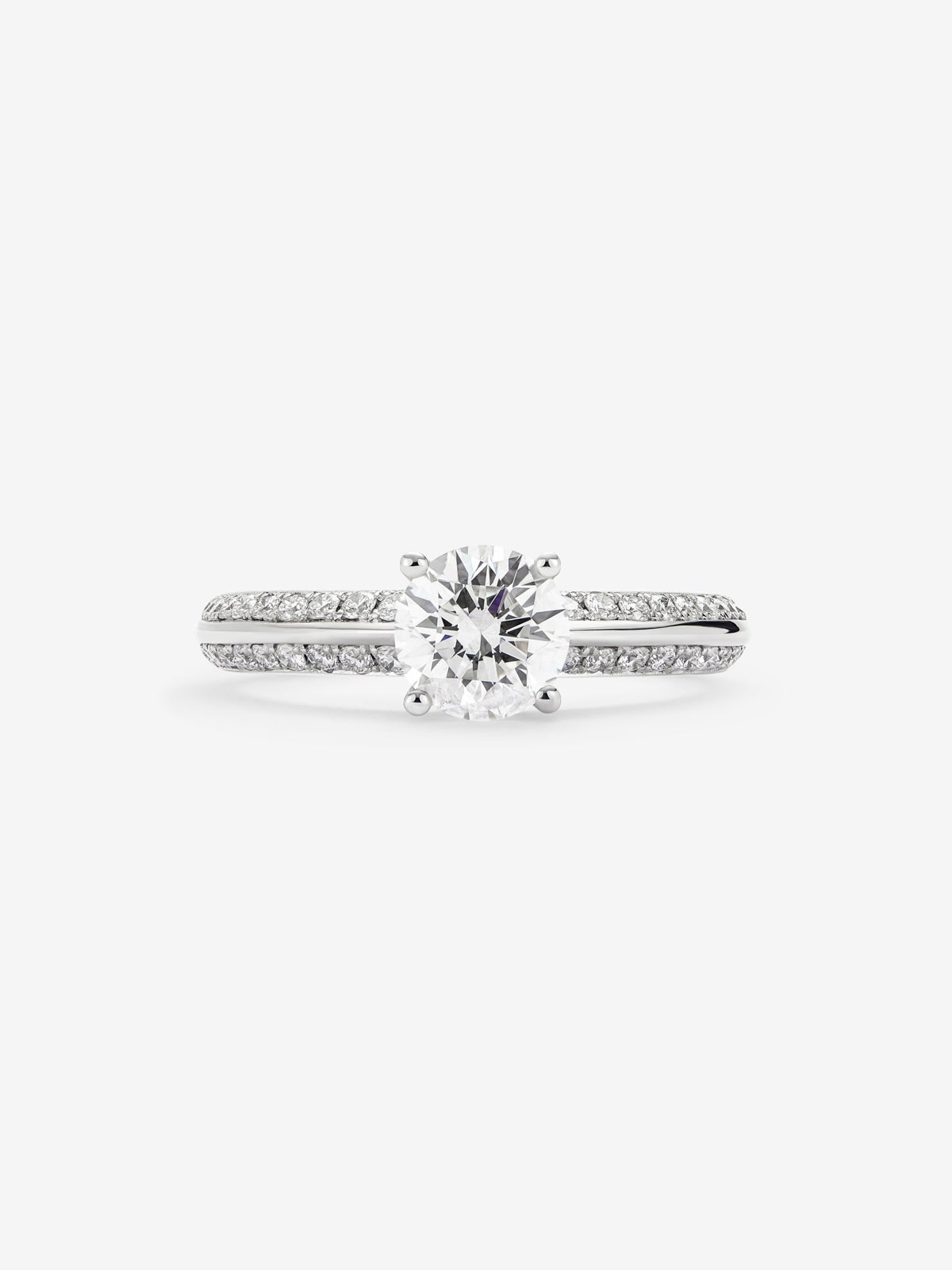 Anillo solitario de oro blanco de 18K con diamante central de 1 ct y diamantes en talla brillante con un total de 0,33 cts