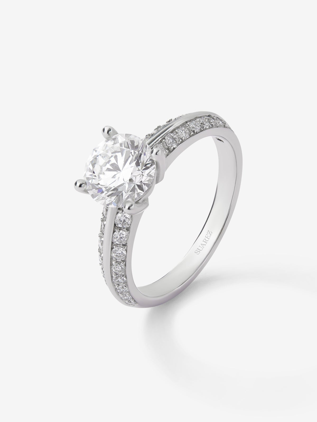 Anillo solitario de oro blanco de 18K con diamante central de 1,5 cts y diamantes en talla brillante con un total de 0,33 cts