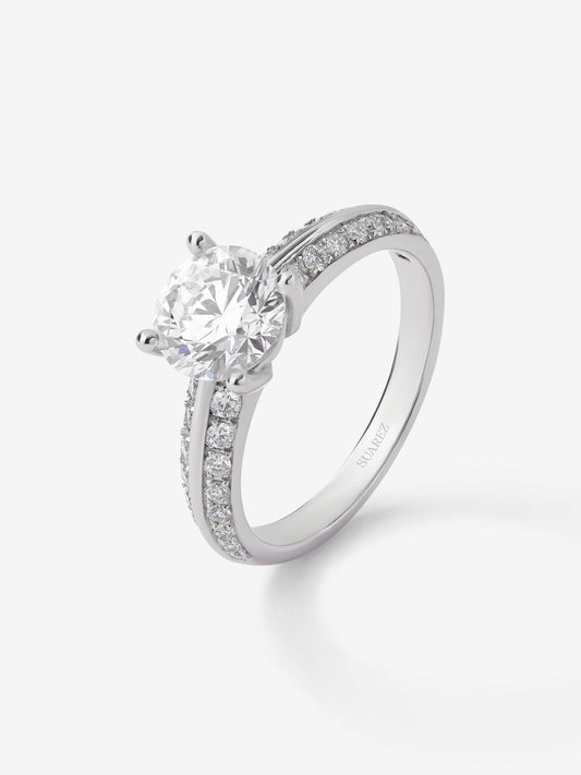 Anillo solitario de oro blanco de 18K con diamante central de 1,5 cts y diamantes en talla brillante con un total de 0,33 cts