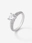 Anillo solitario de oro blanco de 18K con diamante central de 1,5 cts y diamantes en talla brillante con un total de 0,33 cts