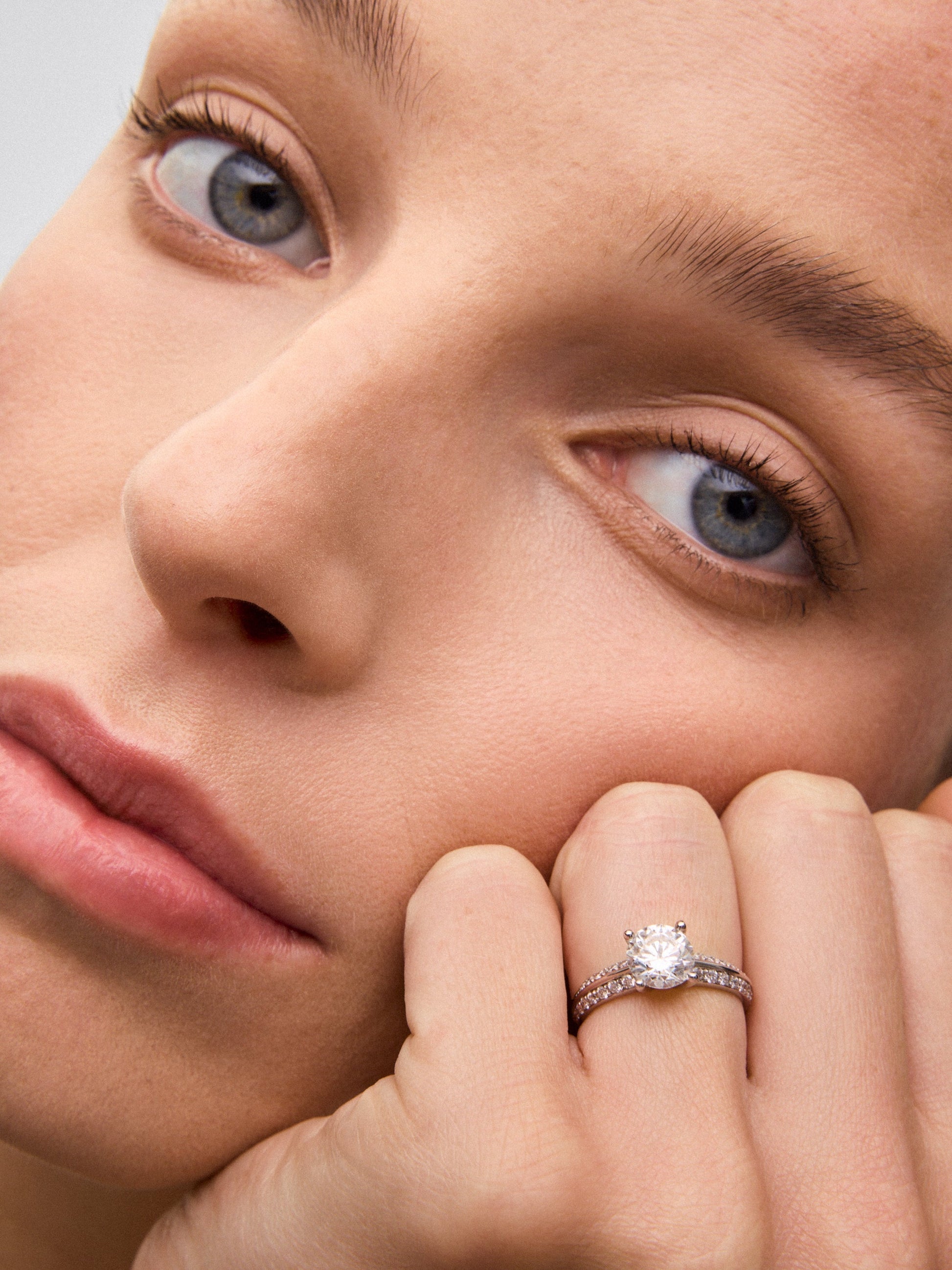 Anillo solitario de oro blanco de 18K con diamante central de 1,5 cts y diamantes en talla brillante con un total de 0,33 cts