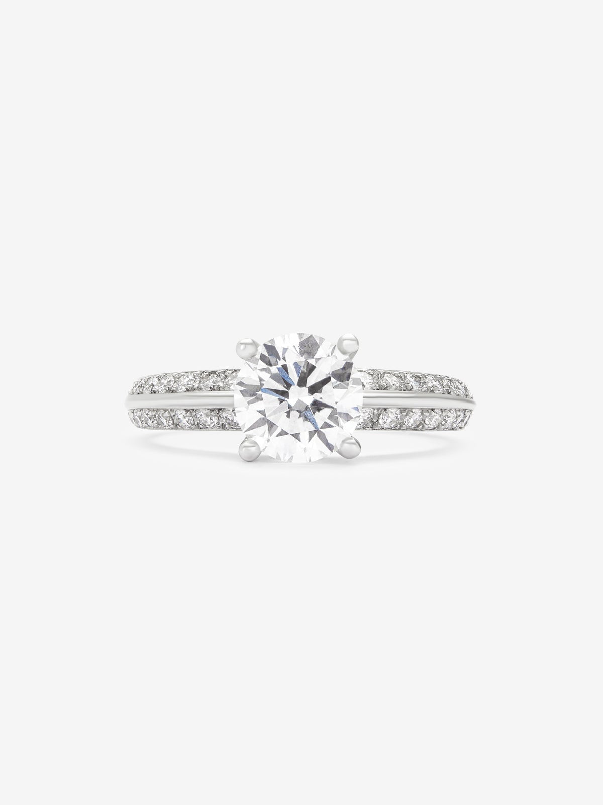 Anillo solitario de oro blanco de 18K con diamante central de 1,5 cts y diamantes en talla brillante con un total de 0,33 cts