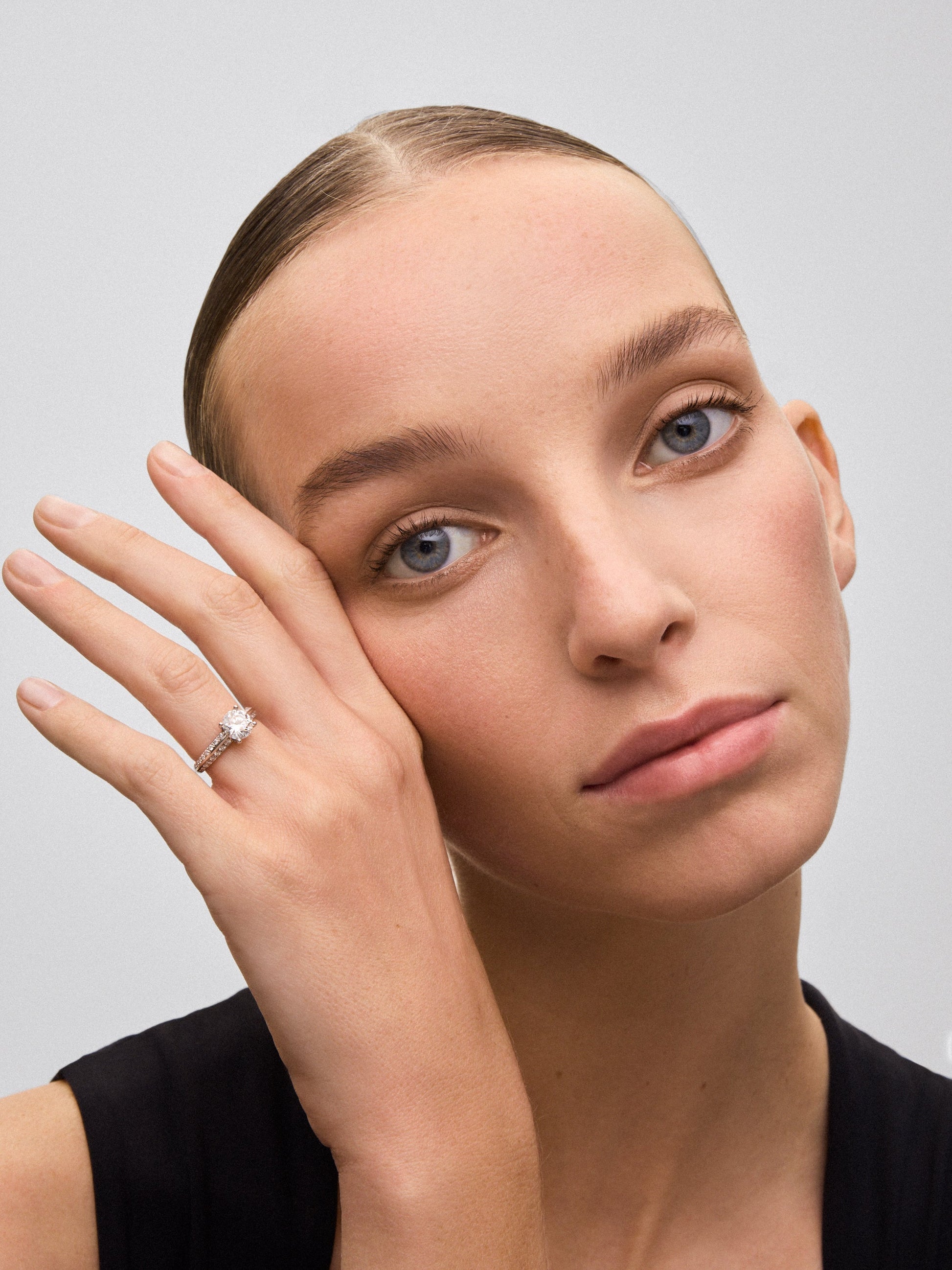 Anillo solitario de oro blanco de 18K con diamante central de 1,5 cts y diamantes en talla brillante con un total de 0,33 cts