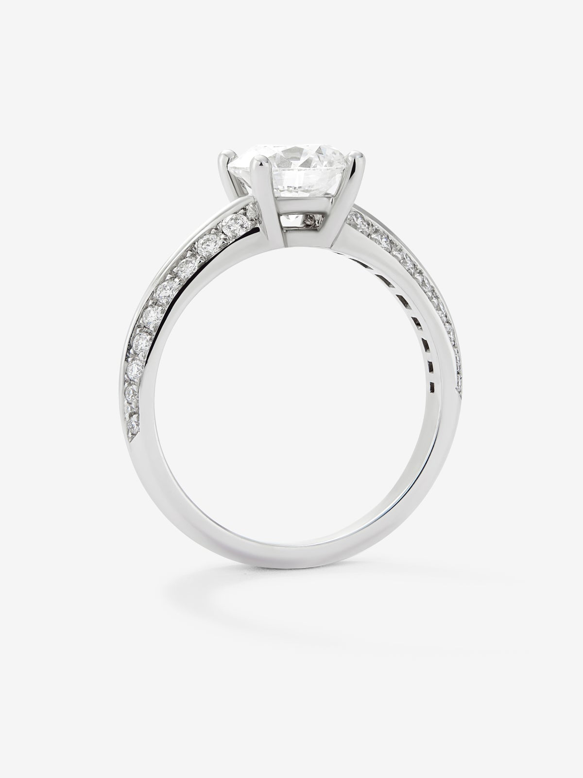 Anillo solitario de oro blanco de 18K con diamante central de 1,5 cts y diamantes en talla brillante con un total de 0,33 cts