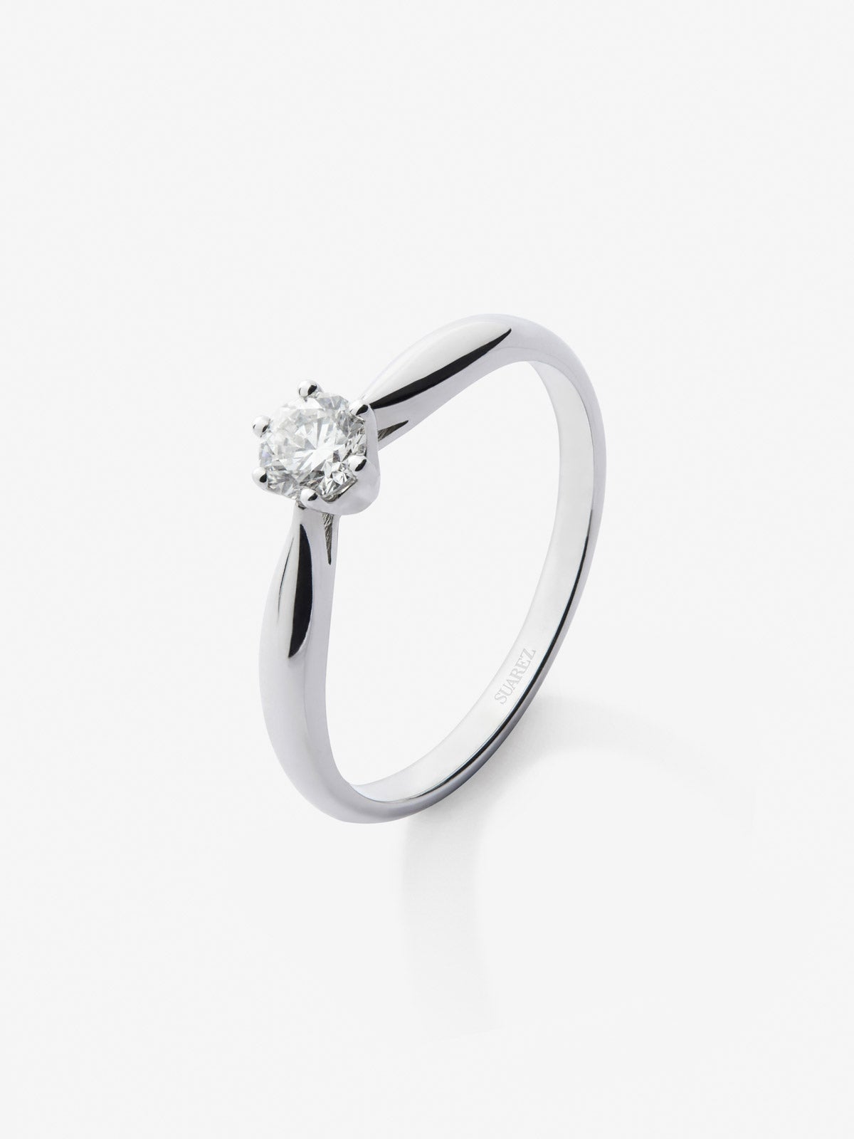 Anillo solitario 3006 de oro blanco de 18K con diamante en talla brillante de 0,20 cts