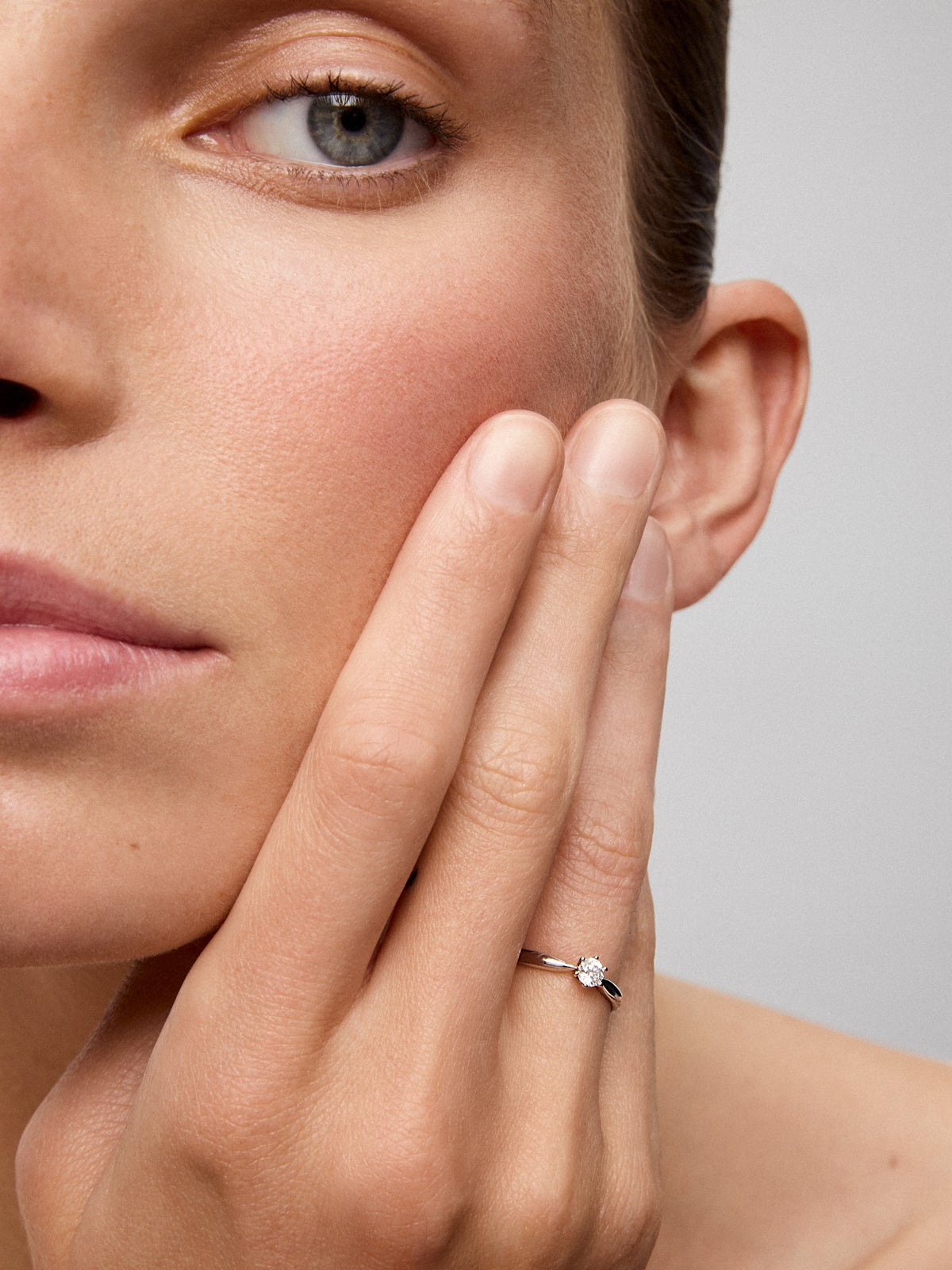 Anillo solitario de oro blanco de 18K con diamante en talla brillante de 0,20 cts