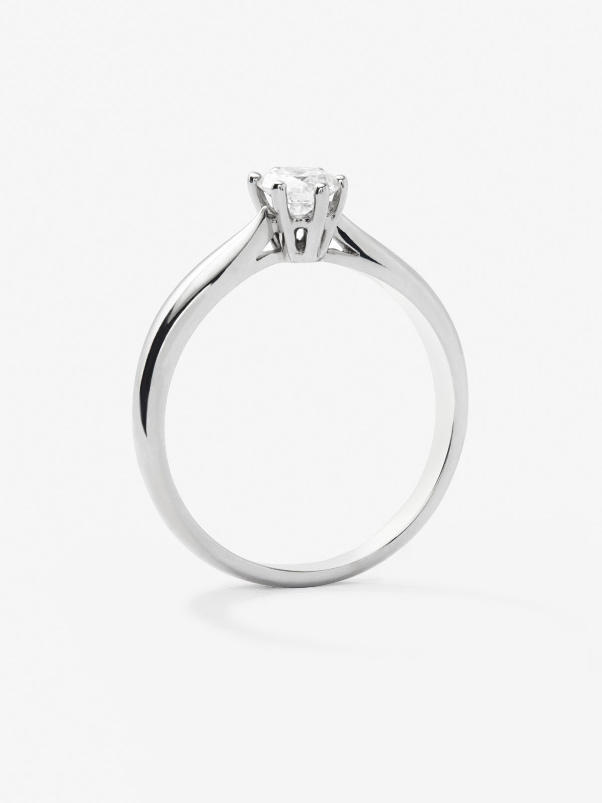 Anillo solitario 3006 de oro blanco de 18K con diamante en talla brillante de 0,20 cts