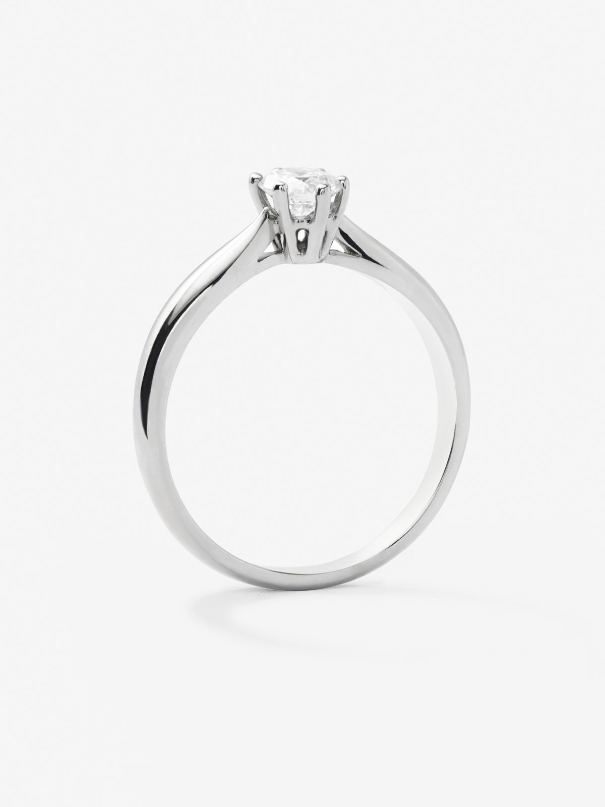 Anillo solitario 3006 de oro blanco de 18K con diamante en talla brillante de 0,20 cts