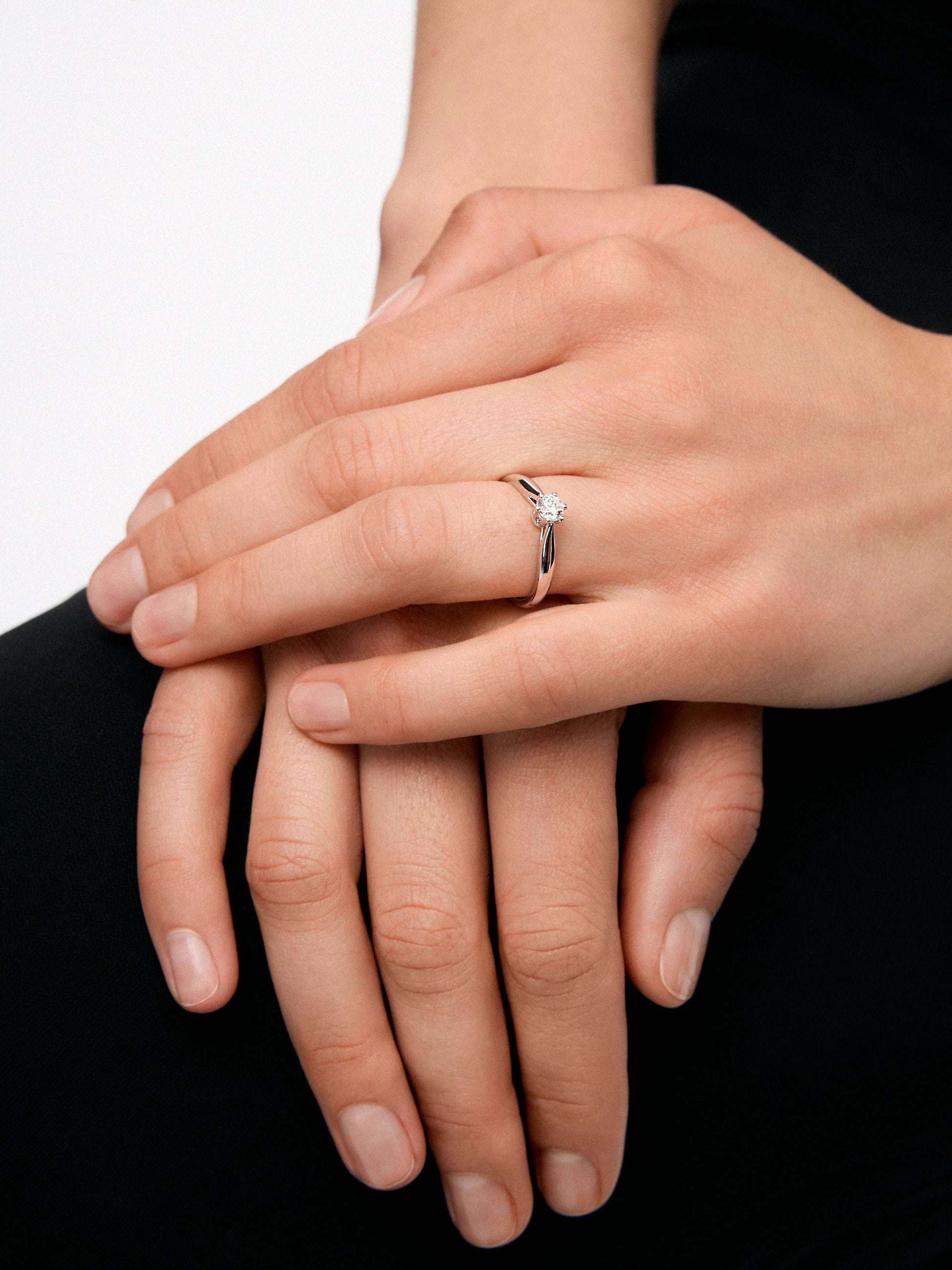 Anillo solitario de compromiso de oro blanco de 18K con diamante central de 0,3 quilates