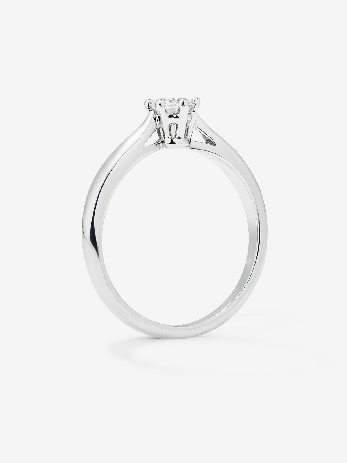 Anillo solitario de compromiso de oro blanco de 18K con diamante central de 0,3 quilates