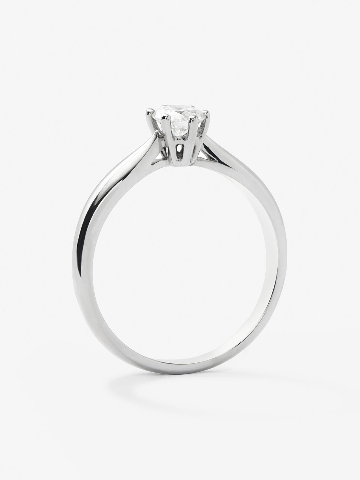 Anillo solitario 3006 de oro blanco de 18K con diamante en talla brillante de 0,20 cts