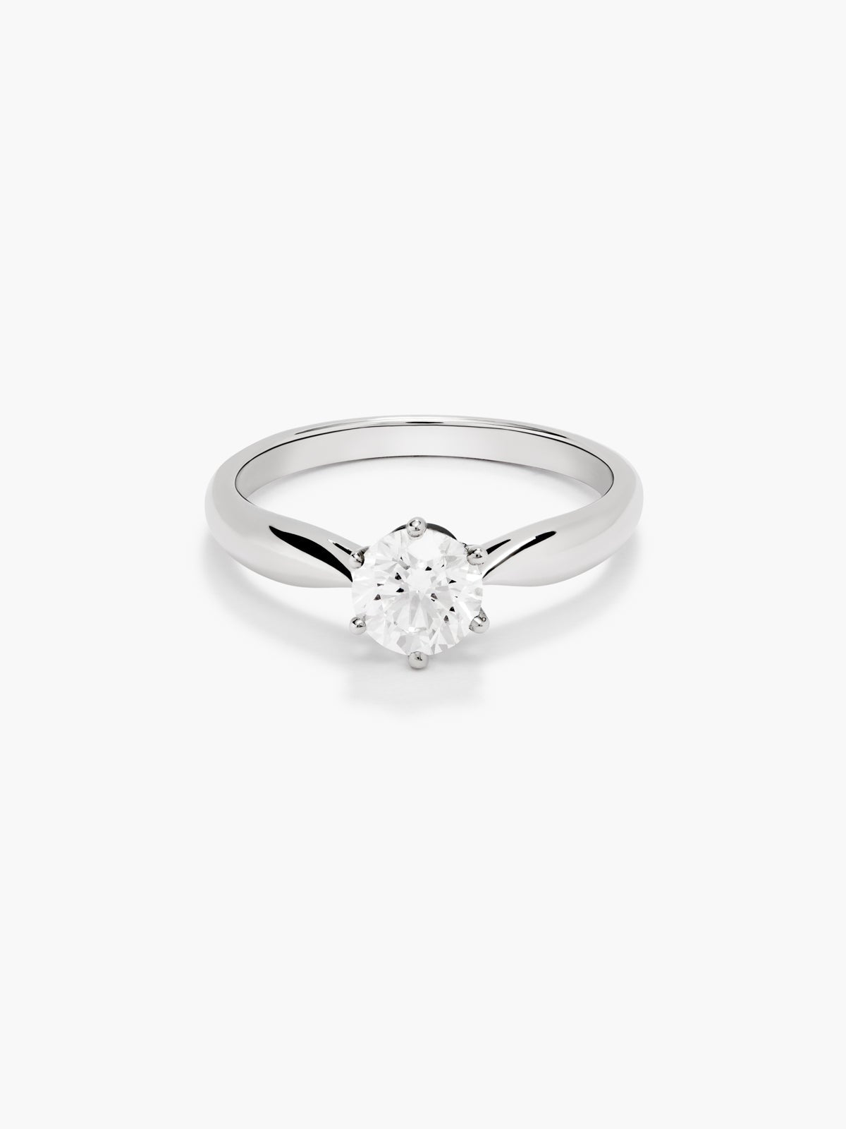 Anillo solitario 3006 de oro blanco de 18K con diamante en talla brillante de 0,4 cts